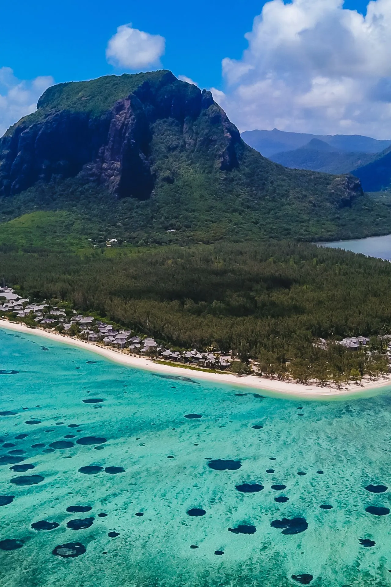 Een adembenemend uitzicht op Le Morne Brabant, een iconische berg aan de kust van Mauritius. Een perfecte bestemming voor een zonvakantie met luxe resorts en ongerepte natuur.