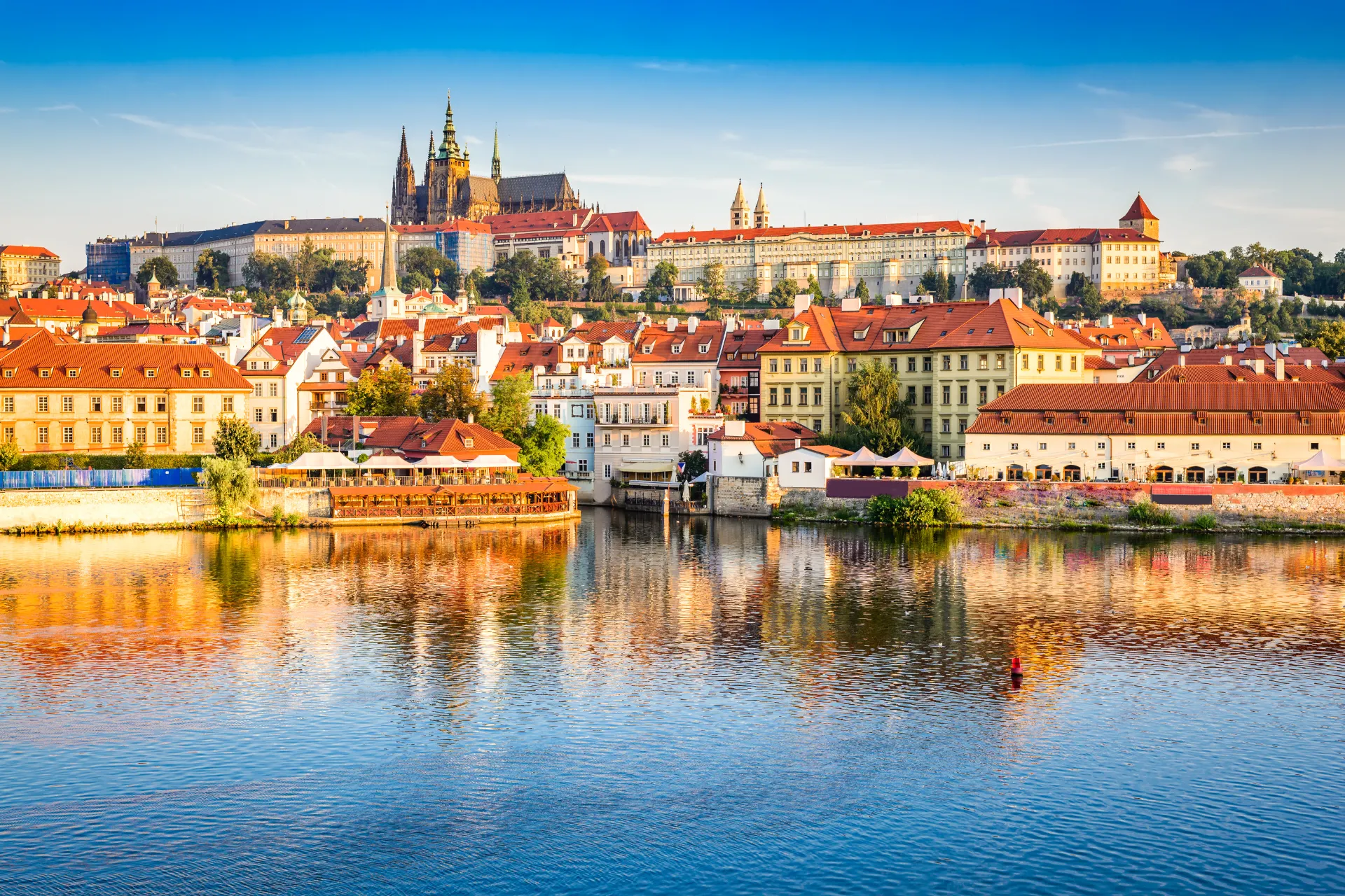  "Panoramisch uitzicht op Praag met de iconische Praagse Burcht en Sint-Vituskathedraal, gelegen boven de historische stad aan de rivier de Moldau. De foto toont rode daken, klassieke architectuur en charmante gebouwen die typerend zijn voor deze populaire Europese bestemming. Ideaal voor stedentrips, cultuur, geschiedenis en architectuurfotografie. Praag staat bekend om zijn middeleeuwse charme, romantische bruggen en UNESCO-werelderfgoed, perfect voor toeristen en fotografen."