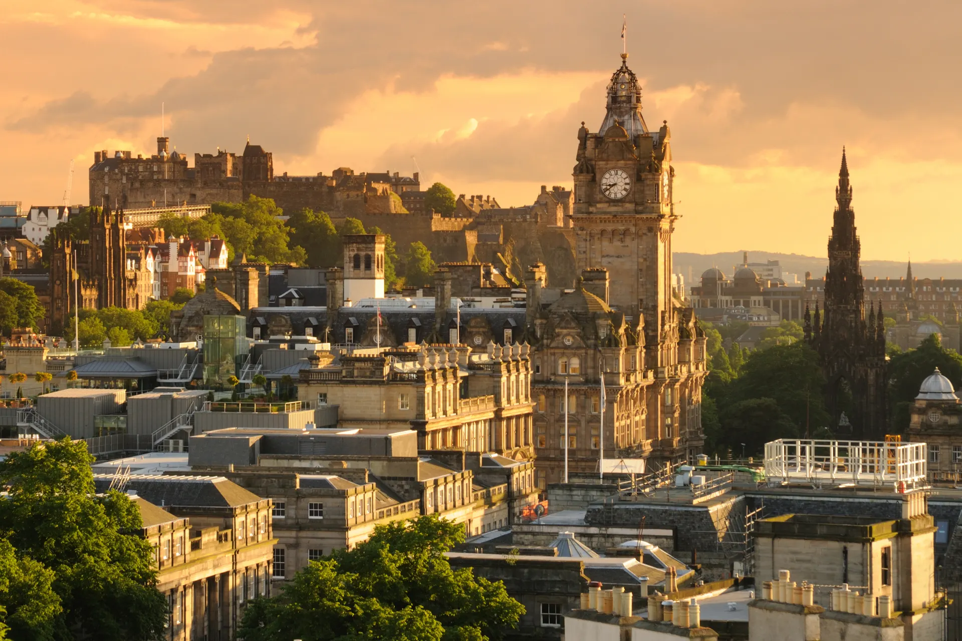Met zijn indrukwekkende kasteel, eeuwenoude steegjes en bruisende festivals biedt de stad een unieke mix van geschiedenis, cultuur en moderne gezelligheid. Edinburgh is perfect voor een korte vakantie waarin je zowel kunt ontspannen als ontdekken. Of je nu de middeleeuwse straatjes van de Old Town verkent, het uitzicht bewondert vanaf Calton Hill, of geniet van een glas whisky in een traditionele pub, Edinburgh heeft alles voor een onvergetelijke trip.