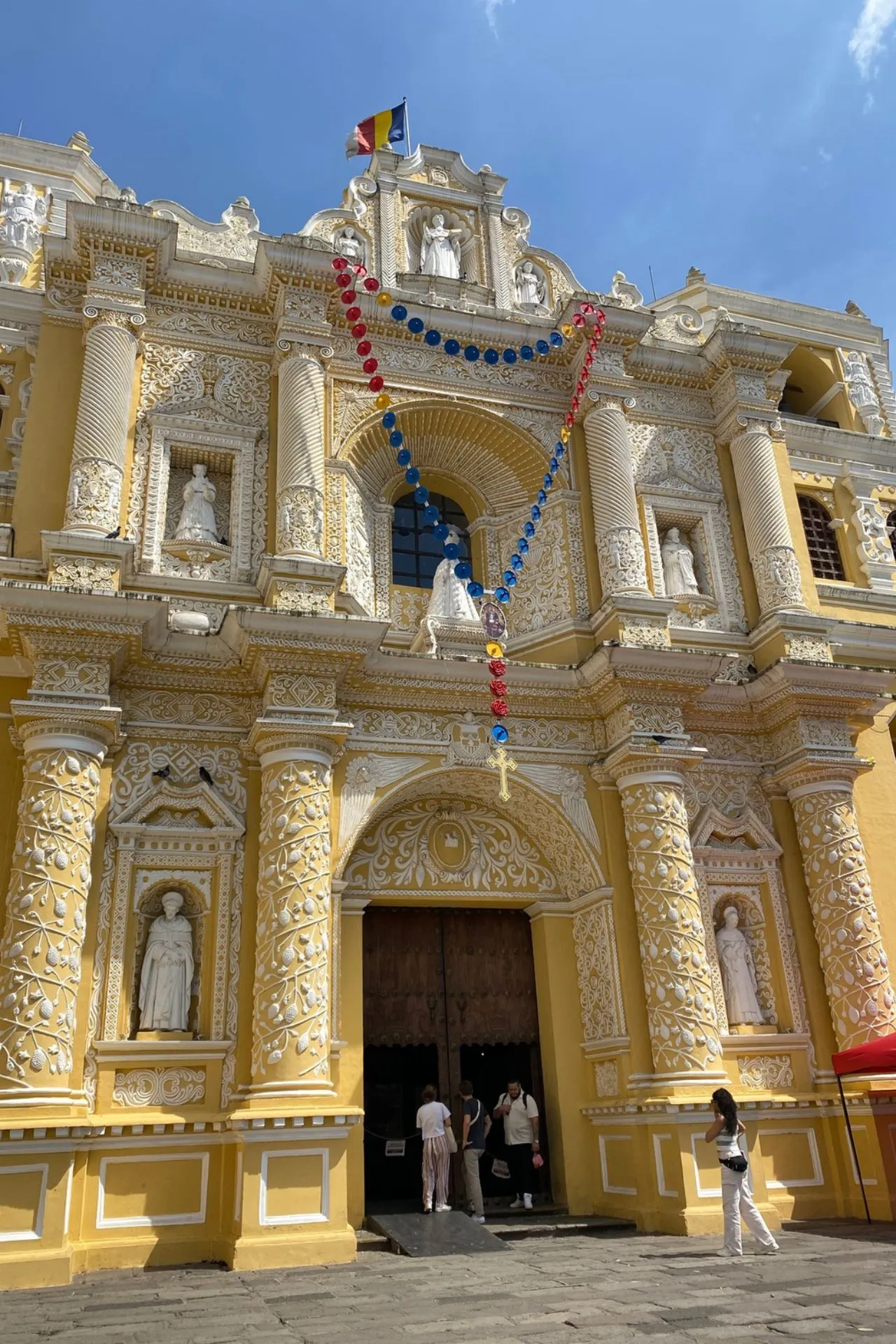 De geel‑witte façade van Iglesia de La Merced in Antigua, een iconisch voorbeeld van koloniale architectuur in Guatemala.
