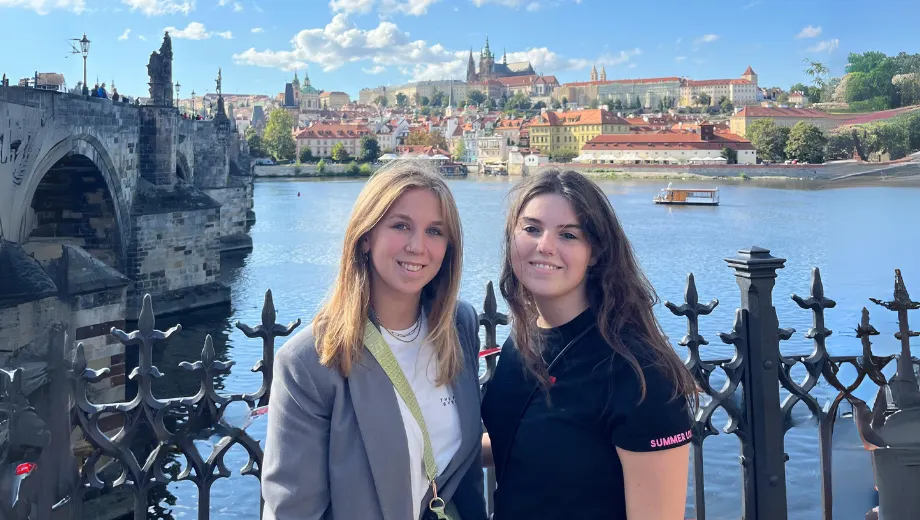 Anouk en Martje bij de Karelsbrug in Praag.