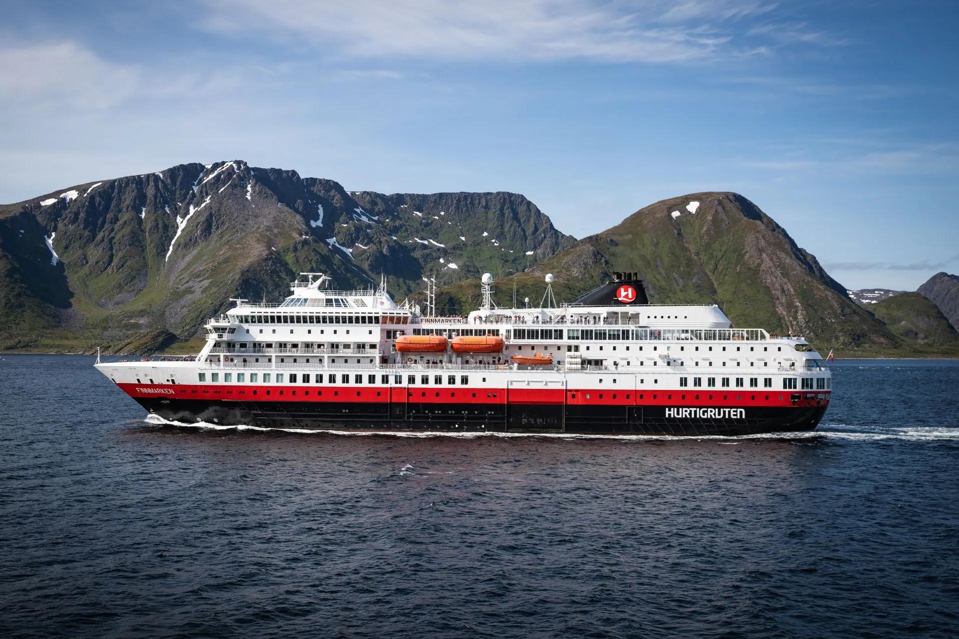 Hurtigruten schip tijdens een Hurtigruten kustreis langs de ruige Noorse kust bij Bergen, onderdeel van een Hurtigruten cruise in Noorwegen.
