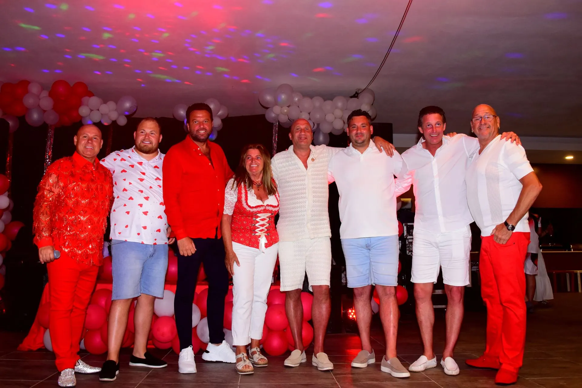 Groepsfoto tijdens een feestavond van de artiestenreis in Sunmelia Beach Resort in Turkije. Deelnemers poseren op het podium tussen feestelijke decoraties, verlichting en ballonnen. Deze gezellige avond maakte deel uit van een week vol muziek, entertainment en gezamenlijke activiteiten aan de Turkse Rivièra.
