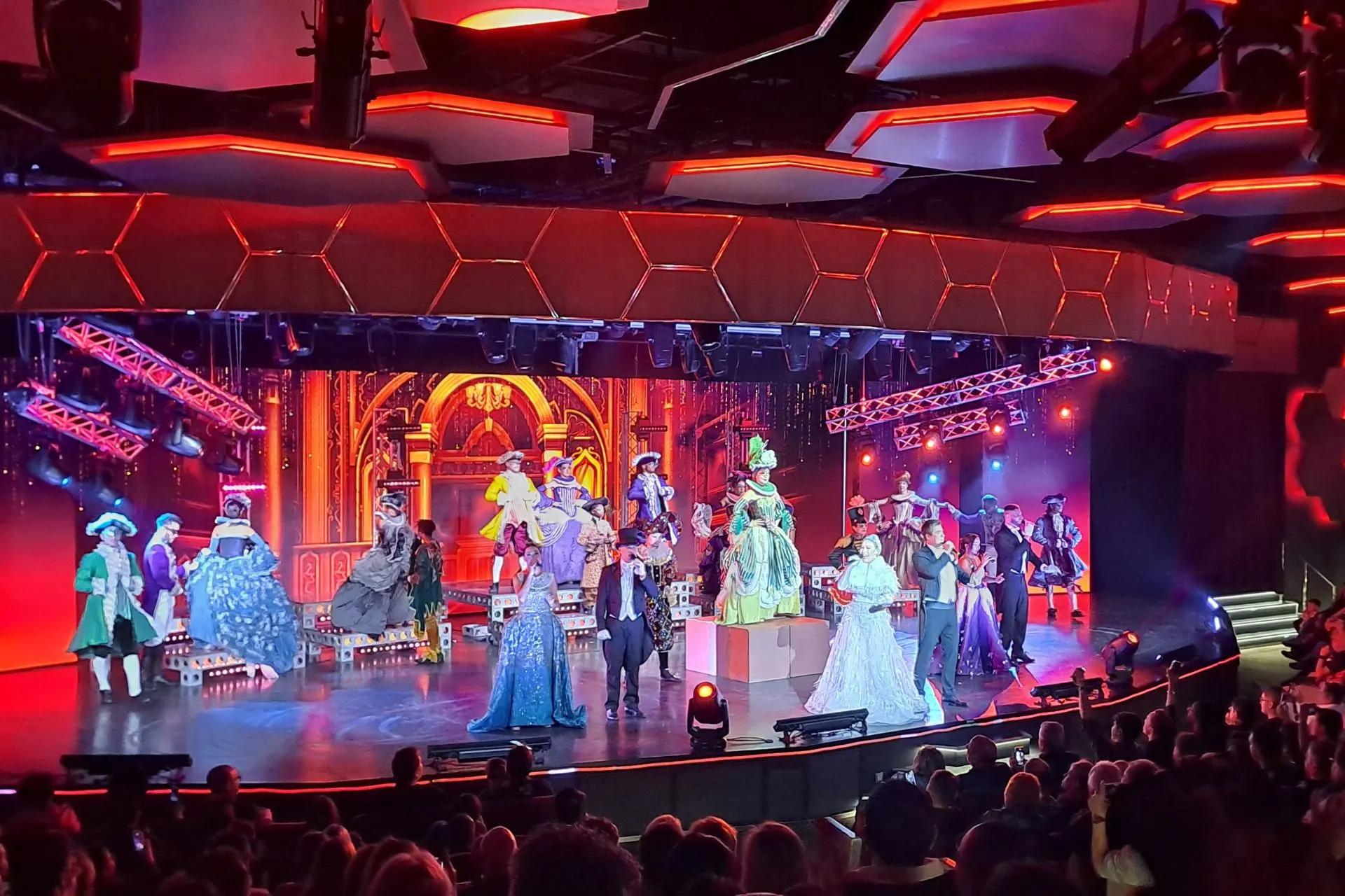 Adembenemend theaterspektakel met kleurrijke kostuums en een levendige sfeer aan boord van een MSC Cruises schip