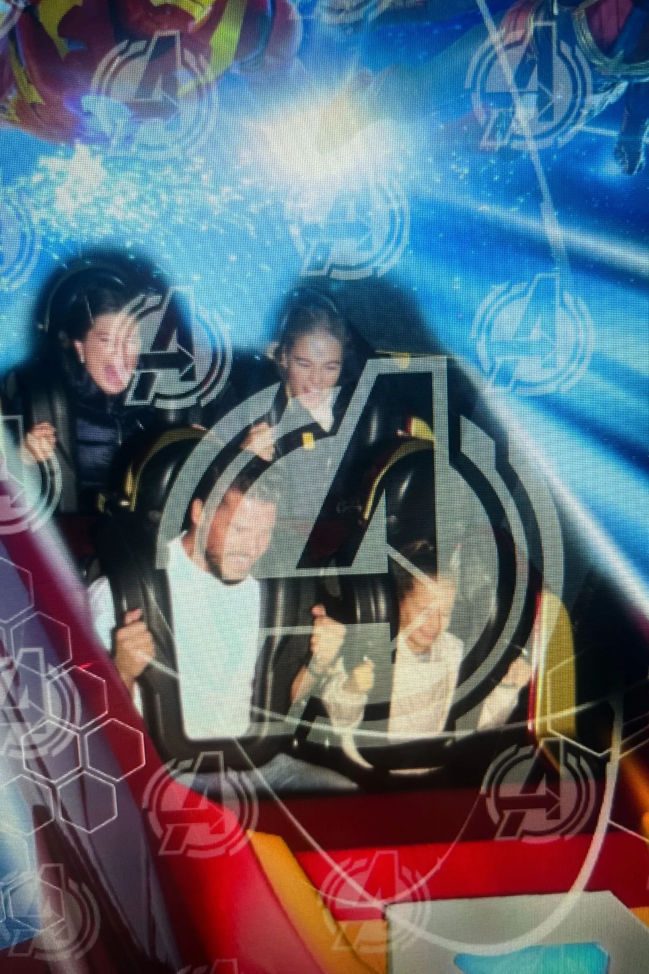 Avengers Flight Force-rit in Walt Disney Studios Park, Disneyland Parijs, met een achtbaanwagen en Marvel-thema graphics op de achtergrond.