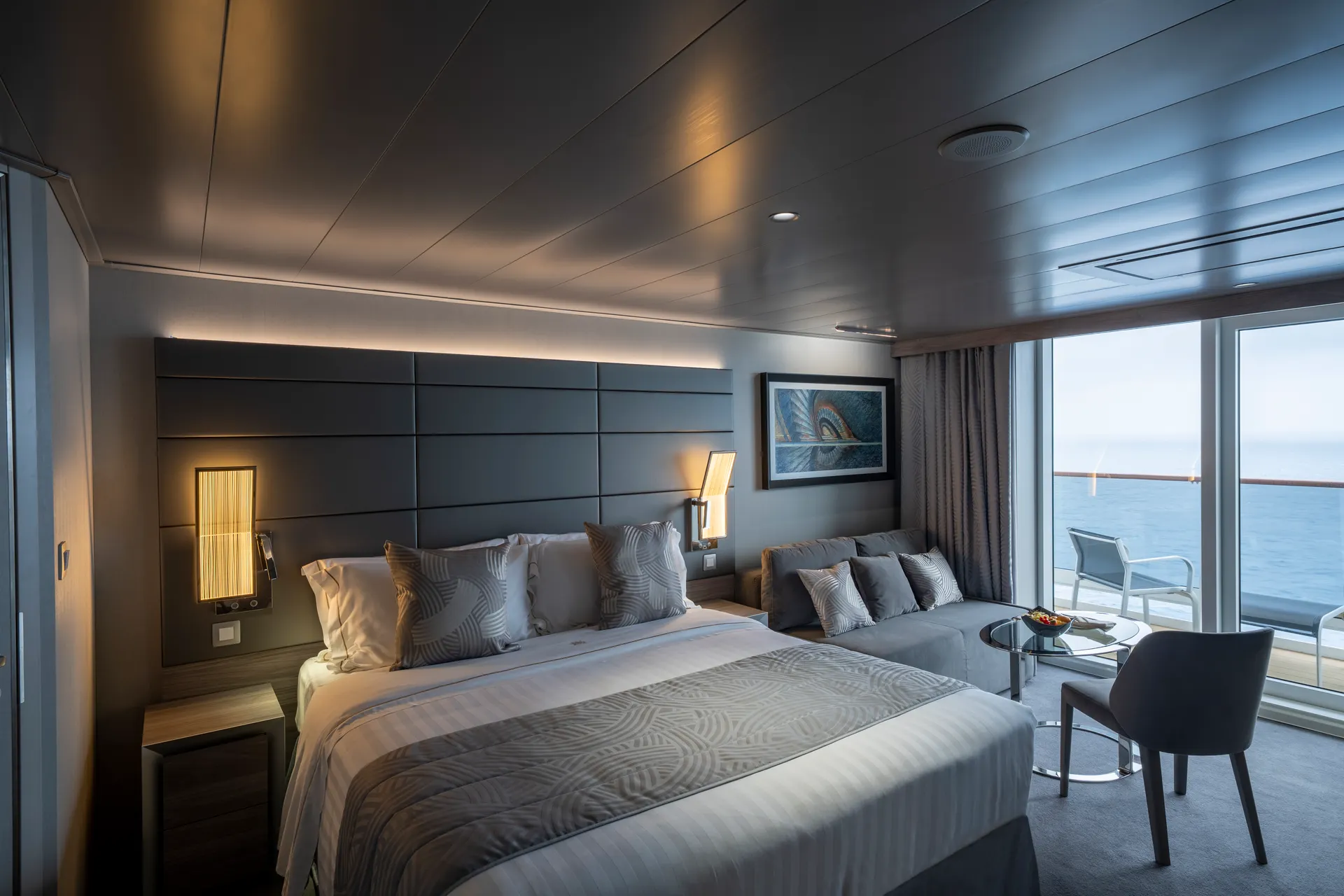Ervaar exclusiviteit en comfort in de MSC Yacht Club, een privégebied aan boord van MSC-schepen. Geniet van ruime suites, een toegewijde butlerservice, een privérestaurant, zonnedek en zwembad. Combineer luxe en privacy met toegang tot alle faciliteiten van het schip. Een unieke ervaring voor reizigers die het beste willen.