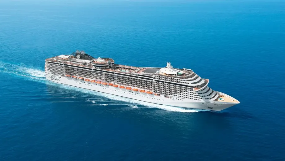 Cruiseschip van MSC Cruises, varend over zee.