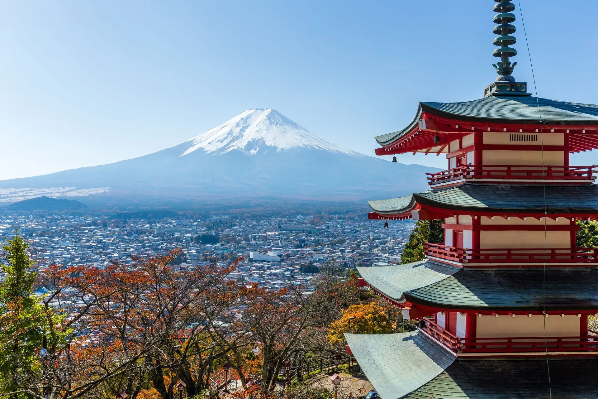 Adembenemend uitzicht op Mount Fuji met de iconische Chureito Pagoda op de voorgrond. Een klassieke Japanse bestemming die cultuur en natuur combineert.