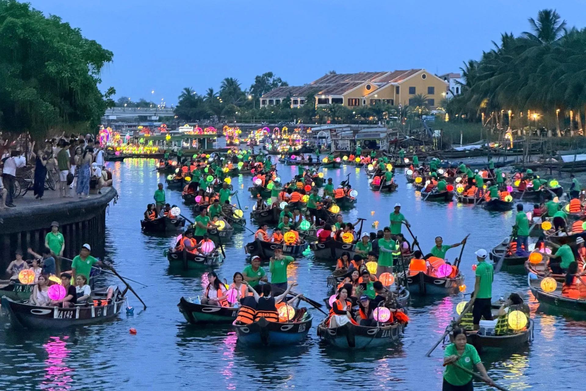 Kleurrijke bootjes met verlichte lampionnen varen over de Thu Bon-rivier in Hoi An, Vietnam. Iedere avond verandert het historische centrum in een sfeervol decor vol lichtjes, traditionele bootjes en gezellige drukte. Een van de meest bijzondere en fotogenieke ervaringen in Hoi An.