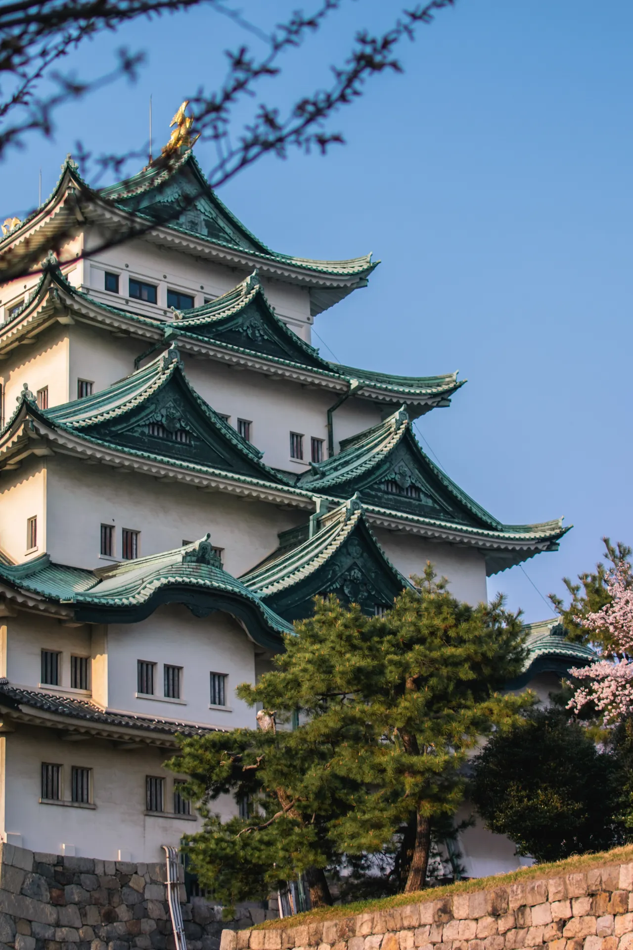 Het imposante Kanazawa Castle in Japan, met zijn klassieke architectuur en prachtige omringende tuinen, biedt een glimp van de rijke geschiedenis van de regio.