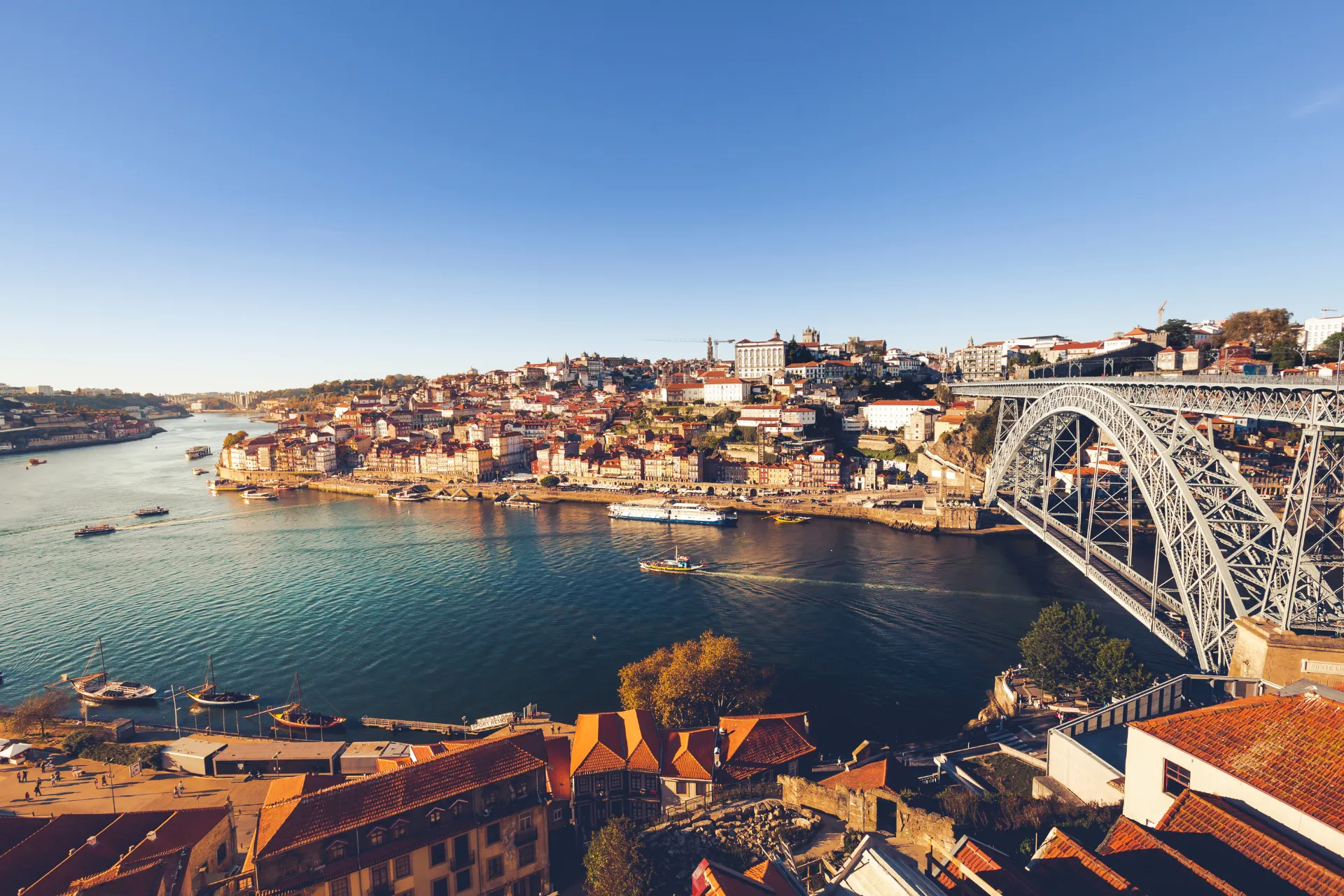 Porto, gelegen in Portugal aan de oevers van de Douro-rivier, is een stad die barst van charme en cultuur. Bekend om zijn historische centrum, prachtige architectuur en de wereldberoemde portwijn, biedt Porto een unieke mix van traditie en moderniteit. Wandelen door de smalle straatjes van de wijk Ribeira, een boottocht maken over de Douro of genieten van de lokale gastronomie zijn slechts enkele van de vele hoogtepunten die deze stad te bieden heeft.