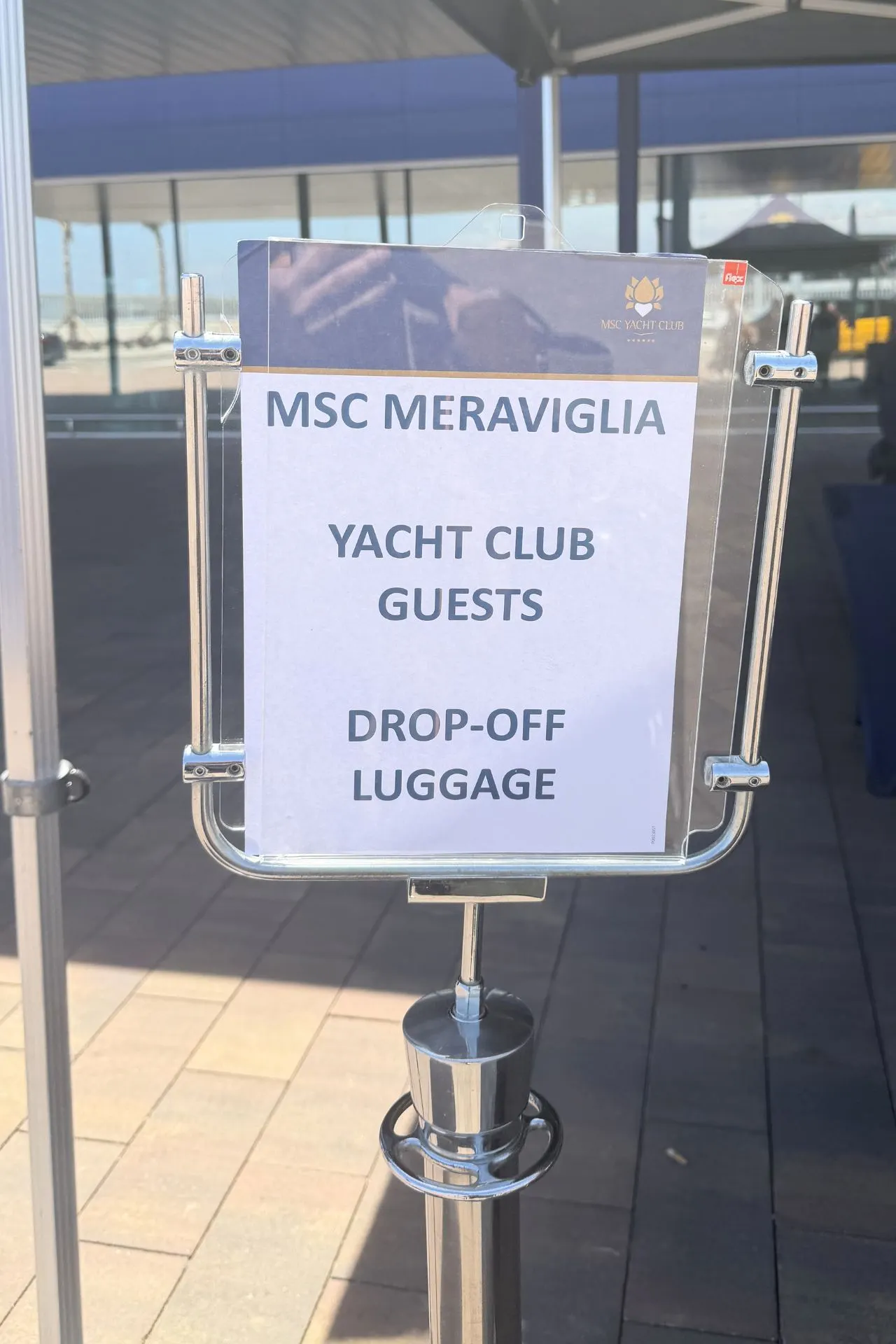 Bagageafgifte voor gasten van de MSC Yacht Club aan boord van de MSC Meraviglia
