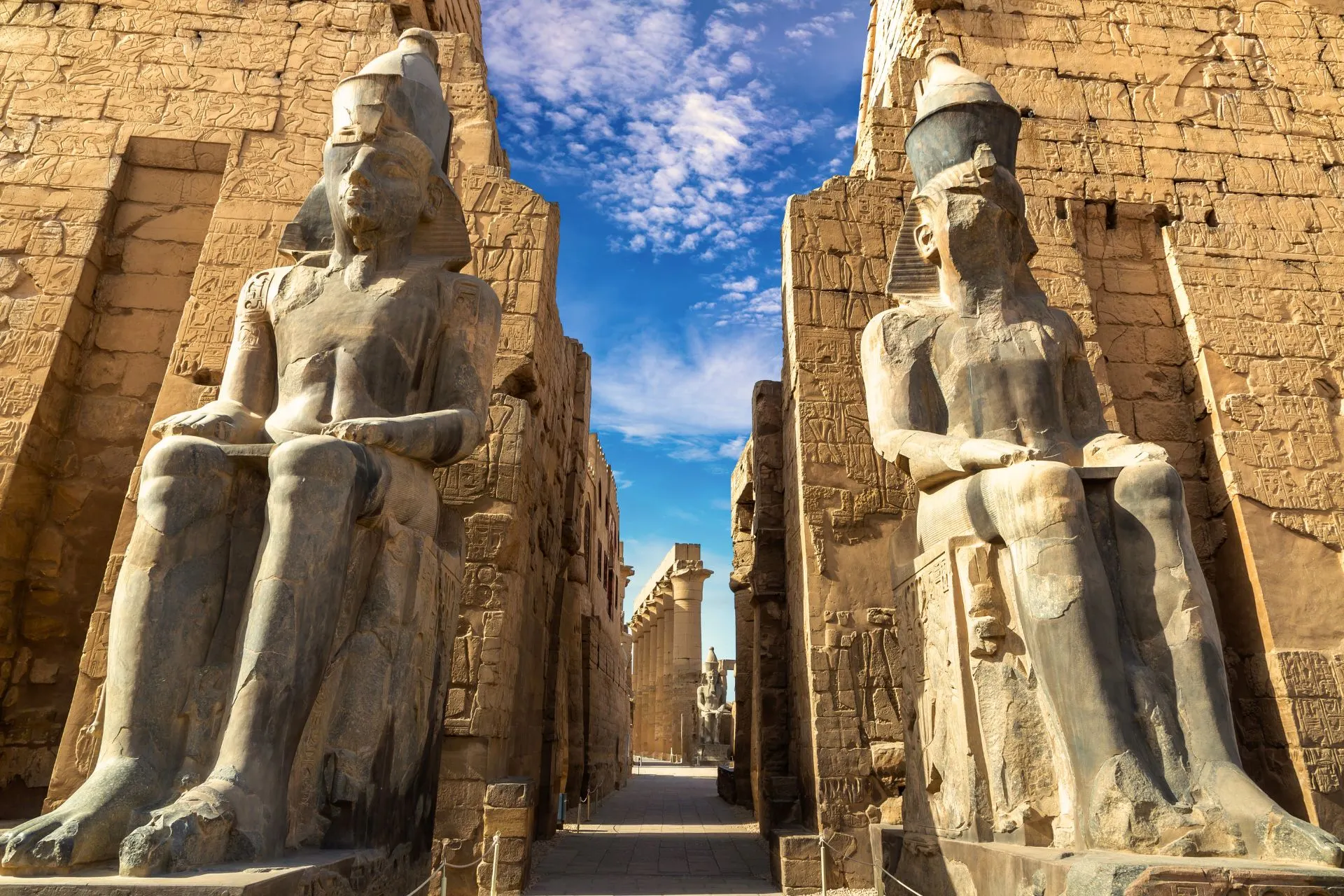 Historisch Luxor in Egypte met indrukwekkende grote beelden en eeuwenoude tempelstructuren.