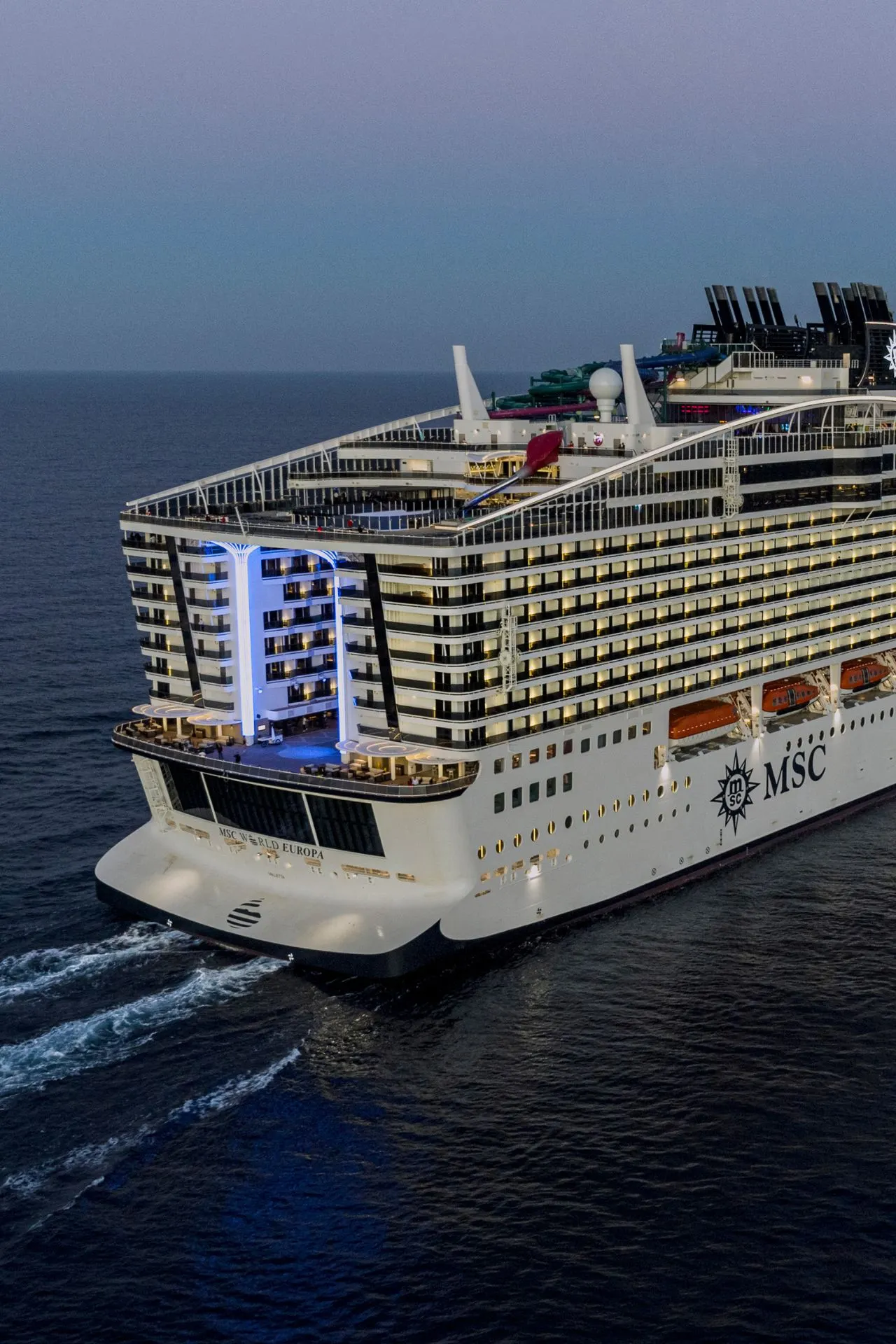 MSC Cruises is een van de grootste en meest geliefde cruisemaatschappijen ter wereld, met een focus op elegantie, innovatie en comfort. Deze Italiaanse rederij biedt een veelzijdige cruise-ervaring, van betaalbare gezinsvriendelijke vakanties tot luxe en exclusieve reizen. Met een vloot van moderne schepen en routes naar prachtige bestemmingen over de hele wereld is MSC Cruises de perfecte keuze voor reizigers die een combinatie zoeken van avontuur, ontspanning en stijl.