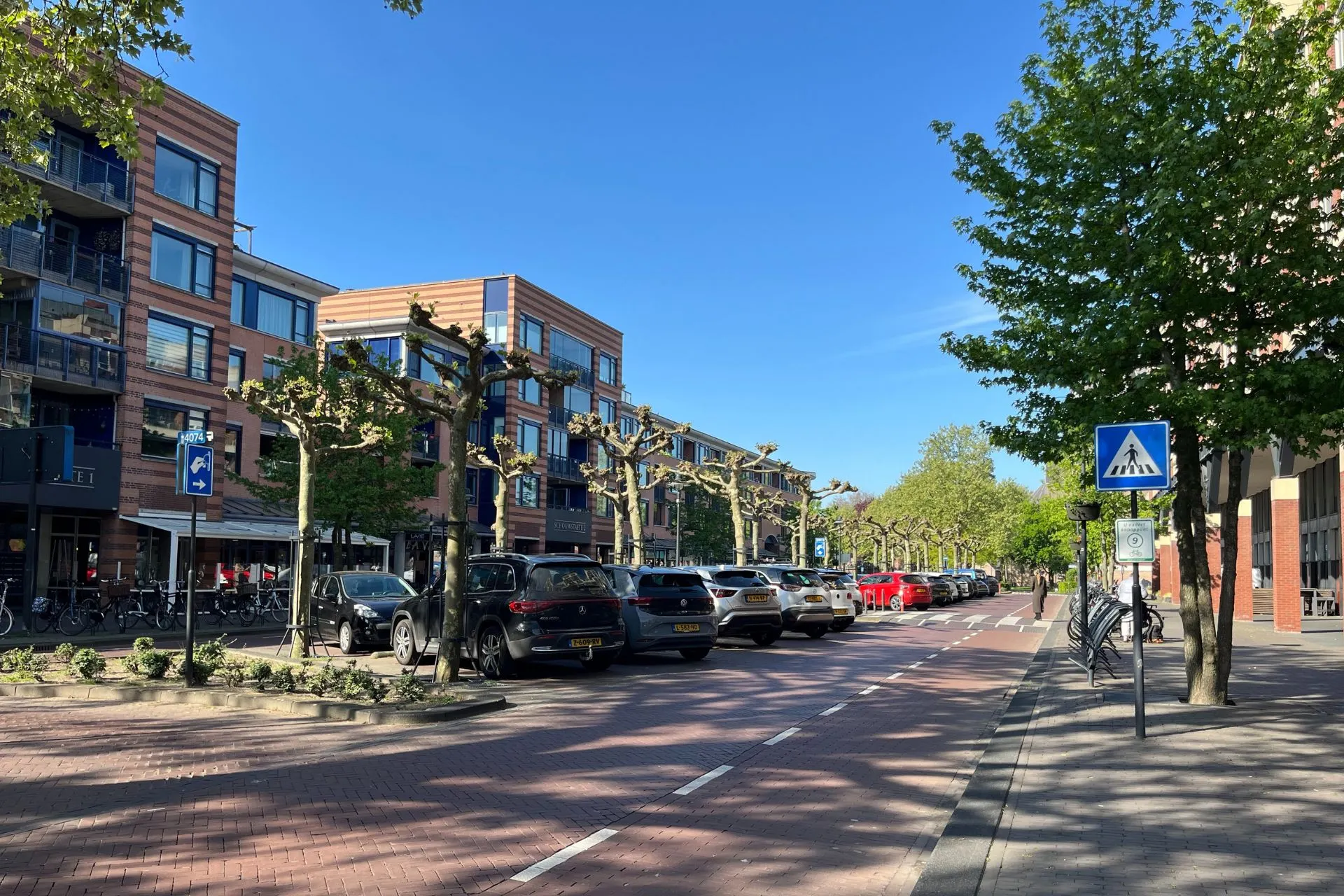 Georganiseerde parkeervakken aan de Pastoor Spieringsstraat in Uden, nabij Travelcenter de Wit.