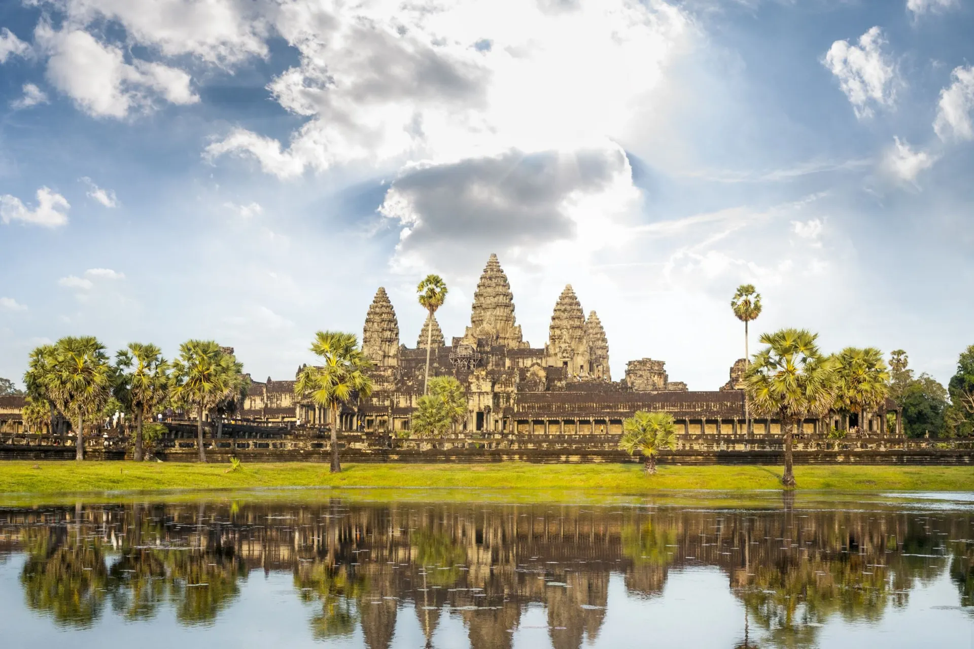 Bezoekers verkennen een tempel langs de Mekong tijdens een riviercruise, omringd door culturele en historische bezienswaardigheden.