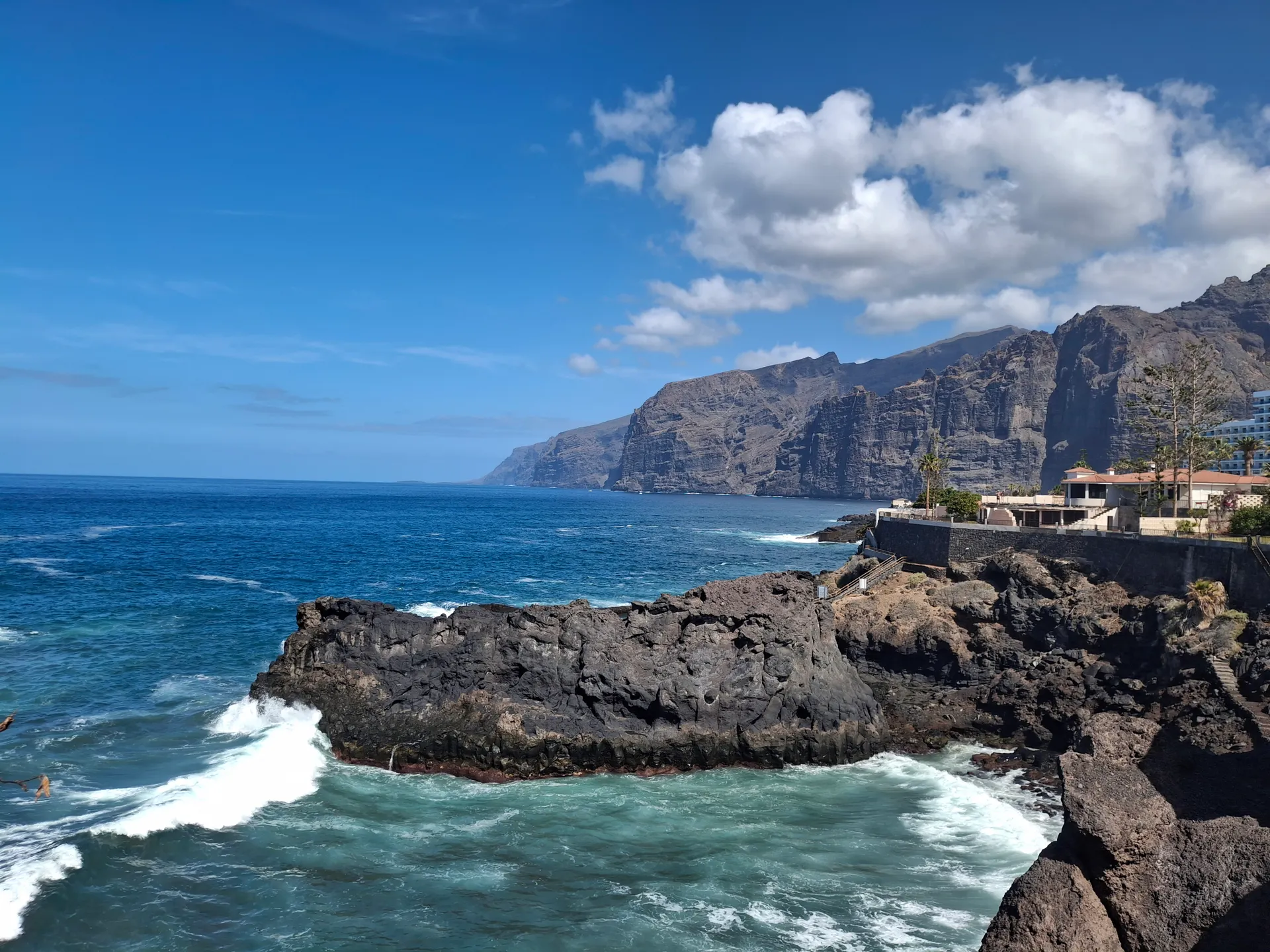 Imposante kliffen van Los Gigantes aan de kust van Tenerife, met de oceaan in de voorgrond.