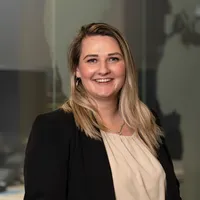 Noami Bross, reisspecialist bij Travelcenter de Wit in Heesch. Noami is ook geen vreemd gezicht bij Travelcenter de Wit in Gemert waar zij regelmatig werkt. Zelf is Noami jarenlang op vakantie geweest naar campings in onder andere Spanje, Kroatië, Nederland en Duitsland maar houdt nu ook van andere vakanties, voornamelijk vliegvakanties. Noami Bross maakt met enige regelmaat een single of normale (meestal verre) groepsrondreis. Zo is ze in Cuba en in Zuid-Afrika geweest. Stedentrips vindt Naomi ook heel leuk. Londen, Praag, Berlijn en Kopenhagen zijn onder andere al door haar bezocht. Naomi wisselt haar groepsrondreizen vaak af met een heelijke relax vakantie in een all-inclusive hotel. Haar hoteltips heeft ze op onze website beschreven. 