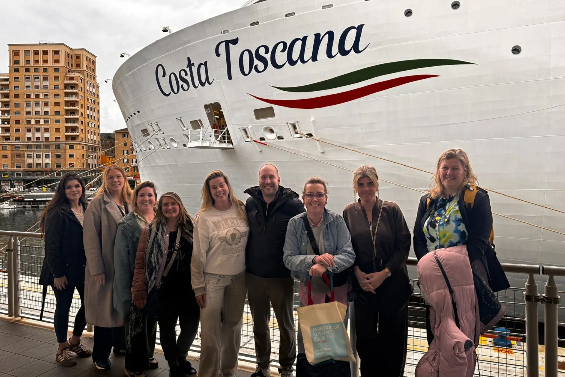 Inschepen voor de Costa Toscana in de haven van Genua tijdens een minicruise met Costa Cruises.