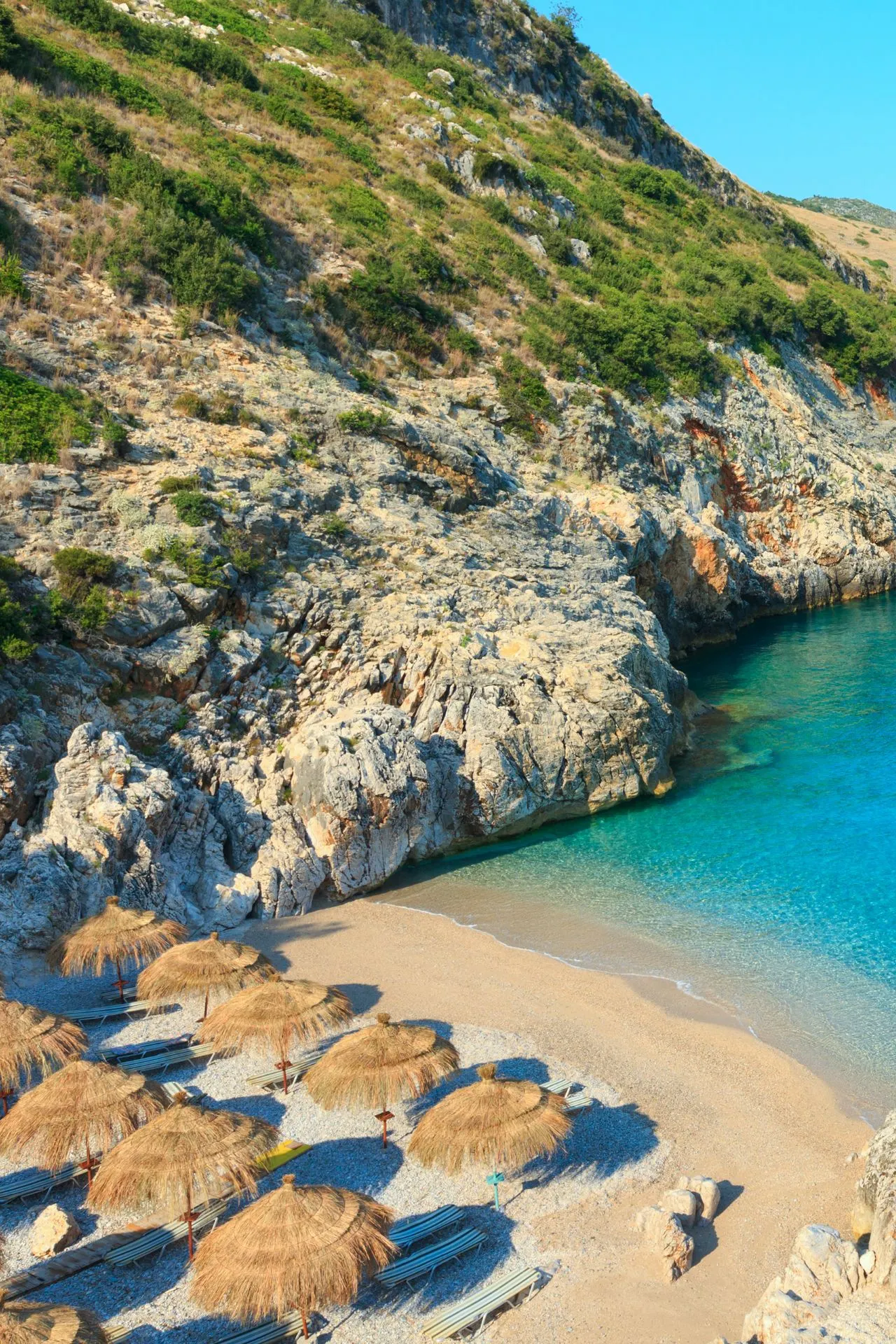 Strand aan de rotsen in Albanië