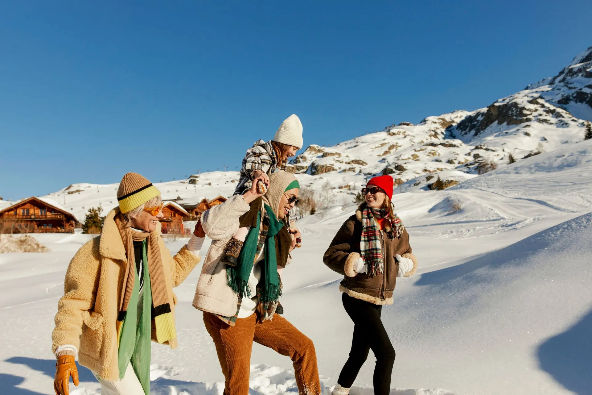 Club Med wintersportresort in de Alpen met gasten die wandelen door een besneeuwd berglandschap. Geniet van all-inclusive skivakanties met outdooractiviteiten, wellness en luxe accommodaties.