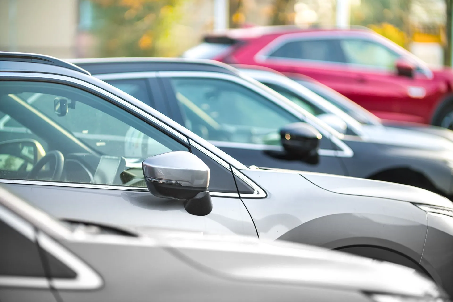 Rij auto's op de parkeerplaats, ideaal voor reizigers die op zoek zijn naar comfortabel en voordelig parkeren bij Brussel Airport voor een zorgeloze start van hun vlucht.