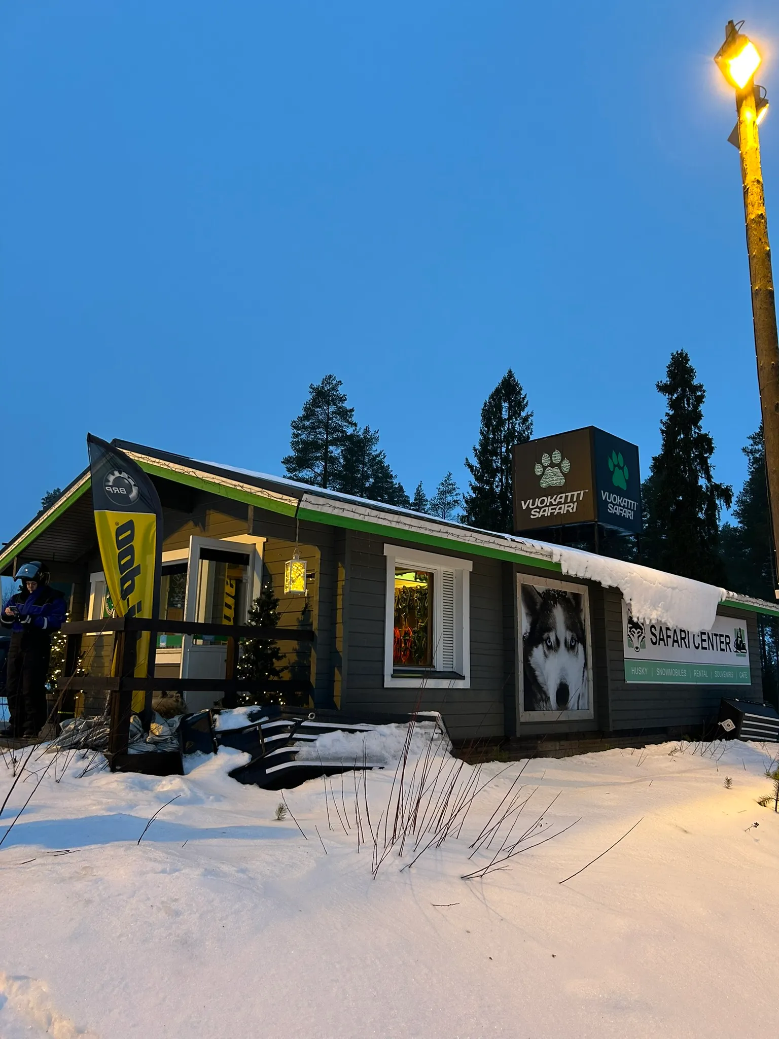Houten huisje in de sneeuw, huisje is van Vuokatti sneeuwscooter safari Finland.