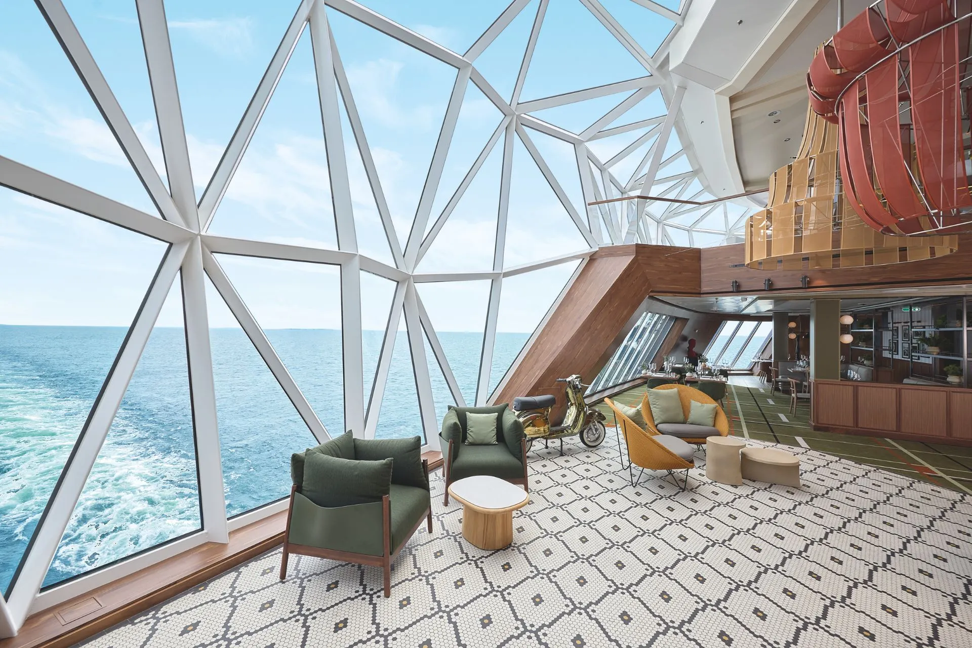 Luxe lounge met panoramisch zeezicht aan boord van een Mein Schiff cruiseschip van TUI Cruises. Comfortabele zitplekken en modern design zorgen voor rust, ontspanning en een hoogwaardige Premium All Inclusive cruise‑ervaring.
