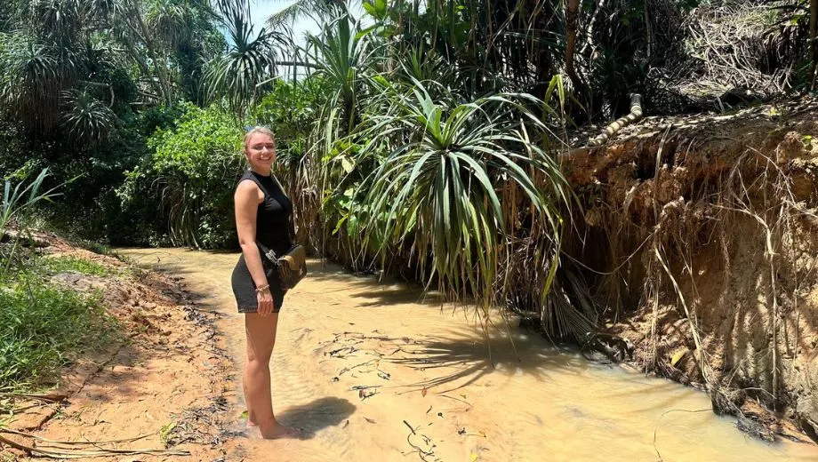Fairy Stream in Mui Ne, Vietnam, met ondiep stromend water, tropische begroeiing en karakteristieke zandwanden. Deze bijzondere natuurlijke bezienswaardigheid biedt bezoekers de mogelijkheid om blootsvoets door het water te wandelen en de unieke natuur van Mui Ne en Zuid-Vietnam van dichtbij te ervaren.