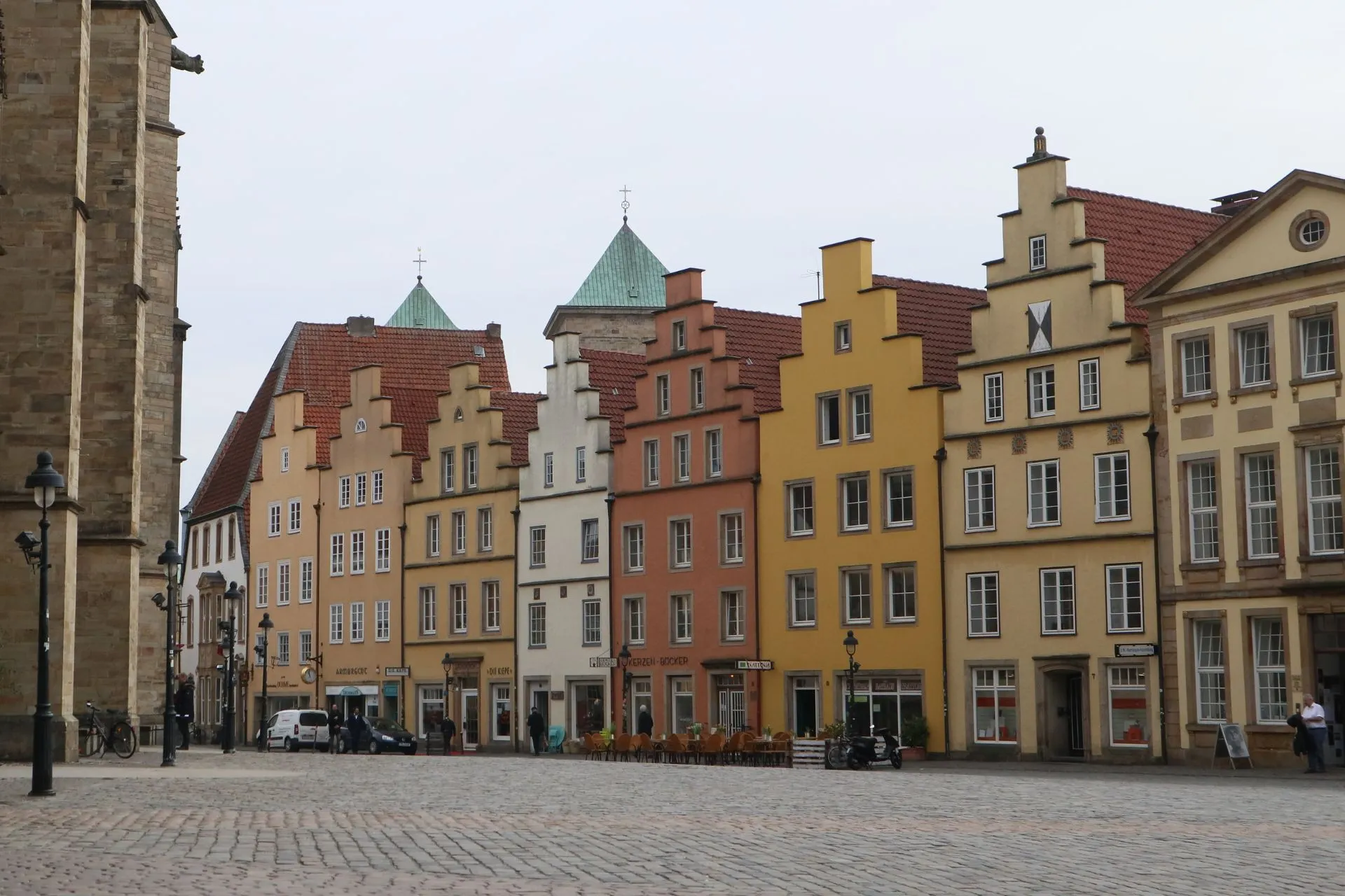Gezellig stadscentrum van Osnabrück met kleurrijke historische panden. Gemakkelijk bereikbaar vanaf Münster Osnabrück Airport voor vertrek naar diverse bestemmingen.
