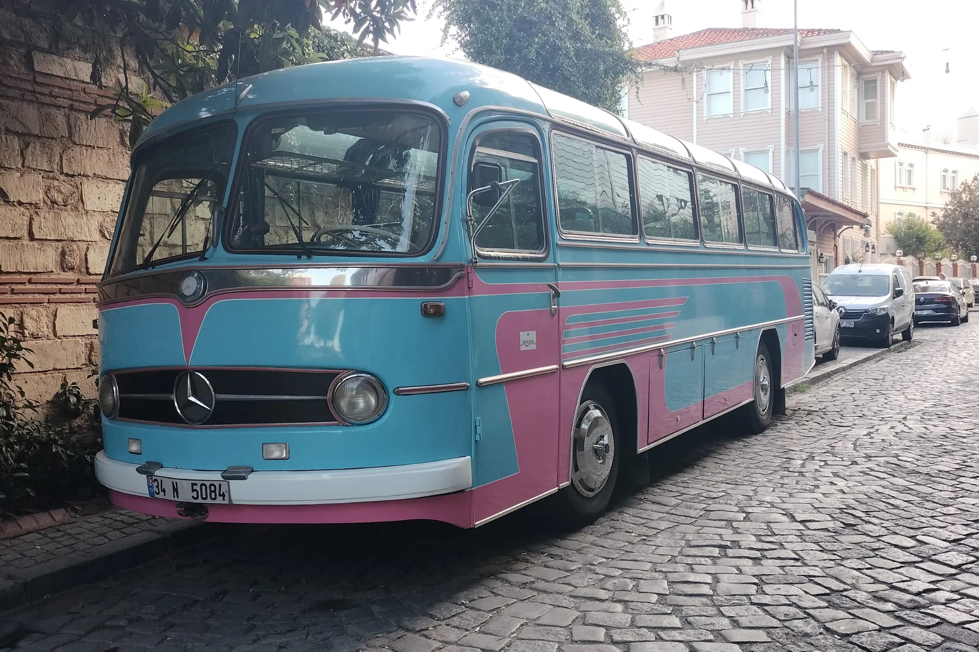 Turkije- Istanbul- bus van het Hotel ouderwetse schoolbus blauw roze 