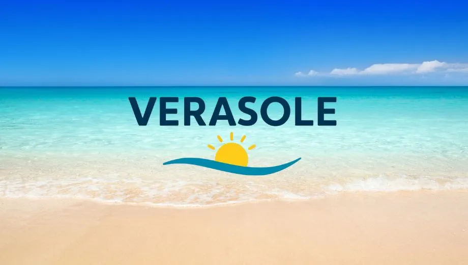 Afbeelding van een tropisch zandstrand met helderblauw zeewater en een stralend blauwe lucht, perfect passend bij het ultieme vakantiegevoel van een Verasole vakantie. In het midden staat het Verasole-logo met een gele zon en een blauwe golf, wat symbool staat voor zonvakanties, ontspanning en zorgeloos genieten. Deze afbeelding benadrukt het gemak en de sfeer van een zonvakantie Verasole: direct aan het strand, met alles tot in de puntjes geregeld. Ideaal voor iedereen die op zoek is naar een complete pakketreis Verasole, waarbij vlucht en accommodatie inbegrepen zijn. Boek jouw Verasole vakantie en geniet van een zorgeloze zonvakantie aan een prachtig strand, met de zekerheid van een betrouwbare touroperator. Deze afbeelding straalt rust, plezier en het ultieme vakantiegevoel uit, en nodigt uit om direct jouw Verasole vakanties te ontdekken en te boeken.