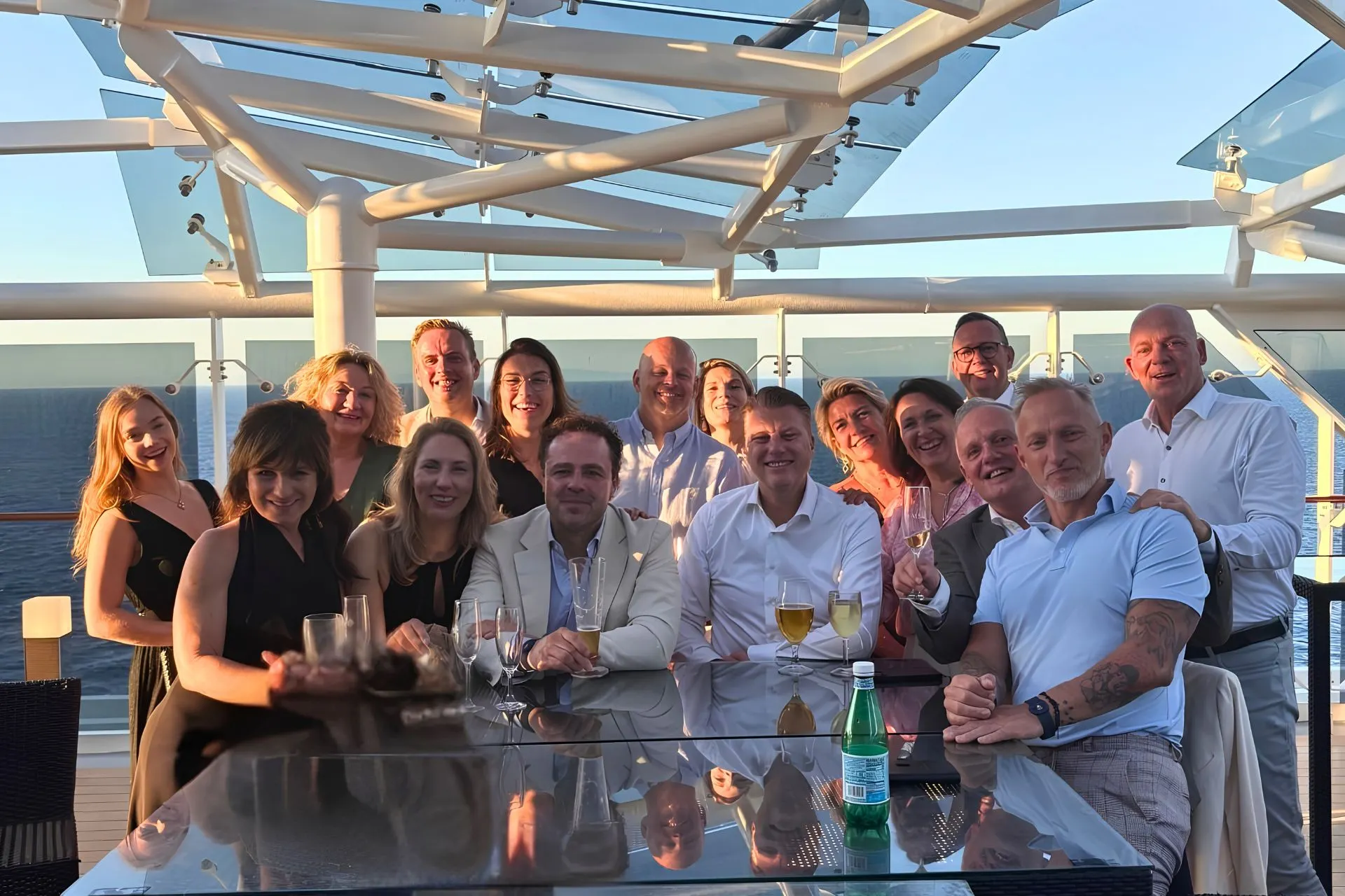Groep reisprofessionals geniet van een netwerkmoment aan boord van de MSC Meraviglia tijdens een cruise met MSC Yacht Club