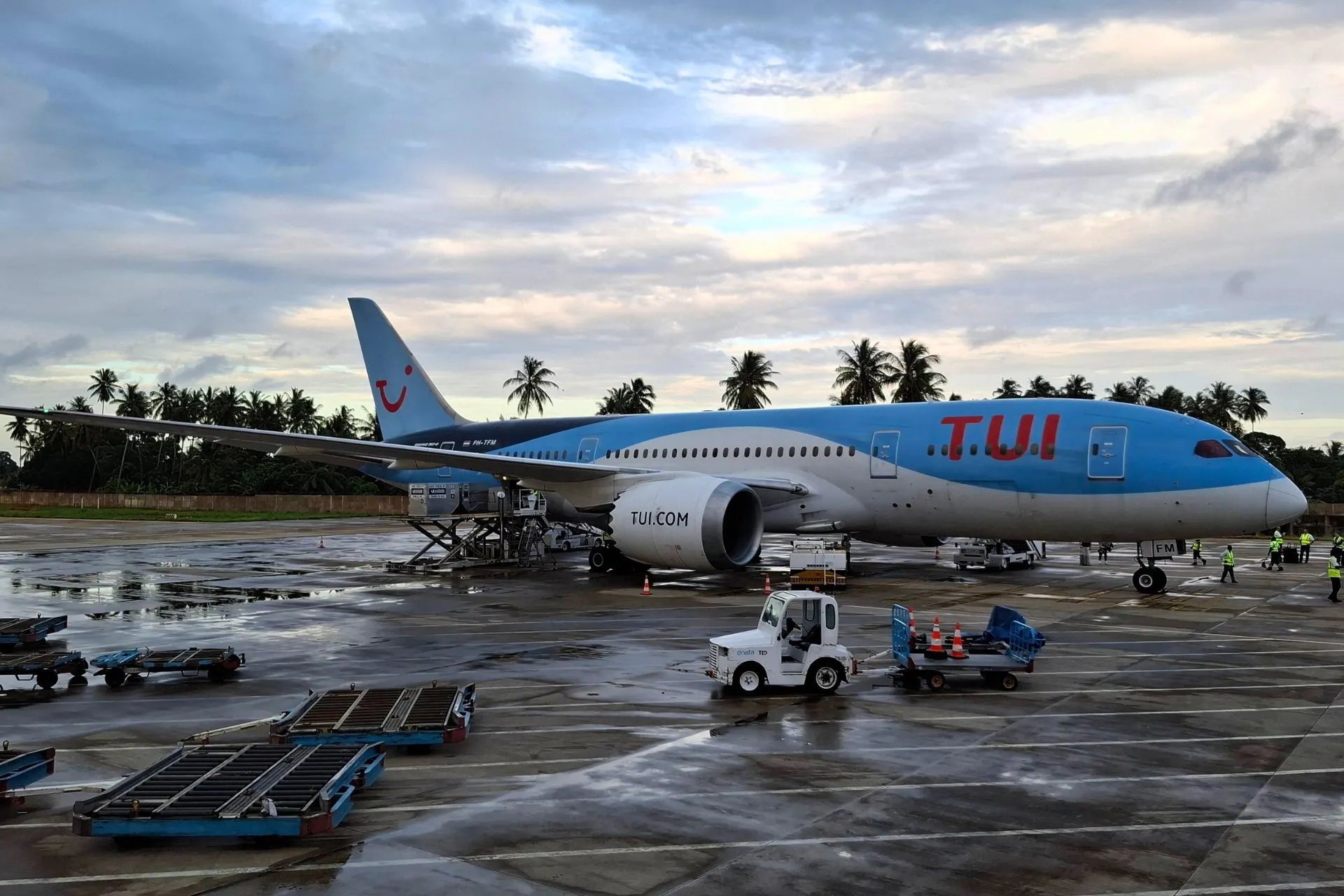 TUI-vliegtuig op luchthaven van Zanzibar na aankomst vanuit Nederland. Op de luchthaven Abeid Amani Karume International Airport wordt het toestel voorbereid voor de volgende vlucht. Deze rechtstreekse verbinding maakt een vakantie naar Zanzibar eenvoudig bereikbaar en vormt voor veel reizigers het begin van een tropisch avontuur in Tanzania.