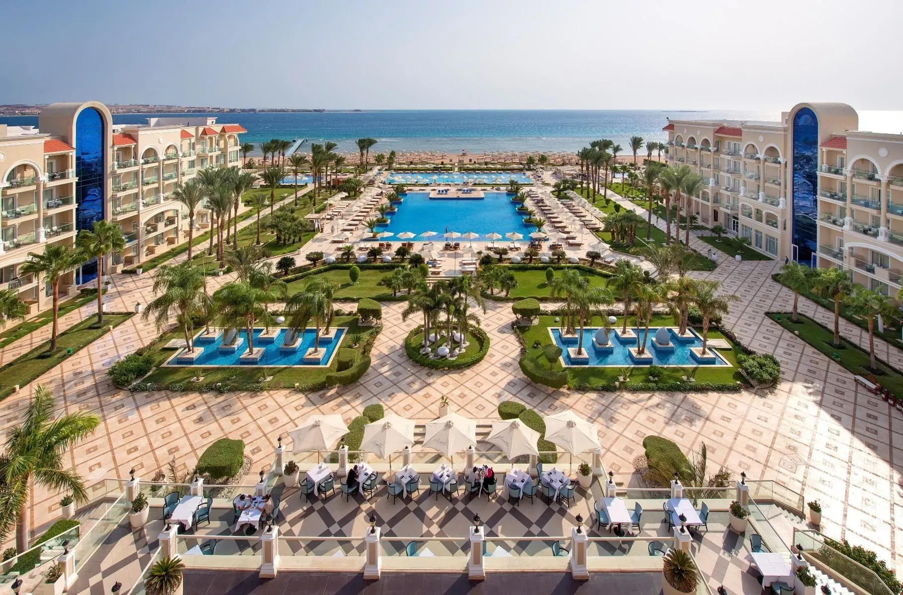 Overzicht van Premier Le Reve Hotel & Spa met zwembad, tuinen en ligging direct aan de Rode Zee in Egypte.