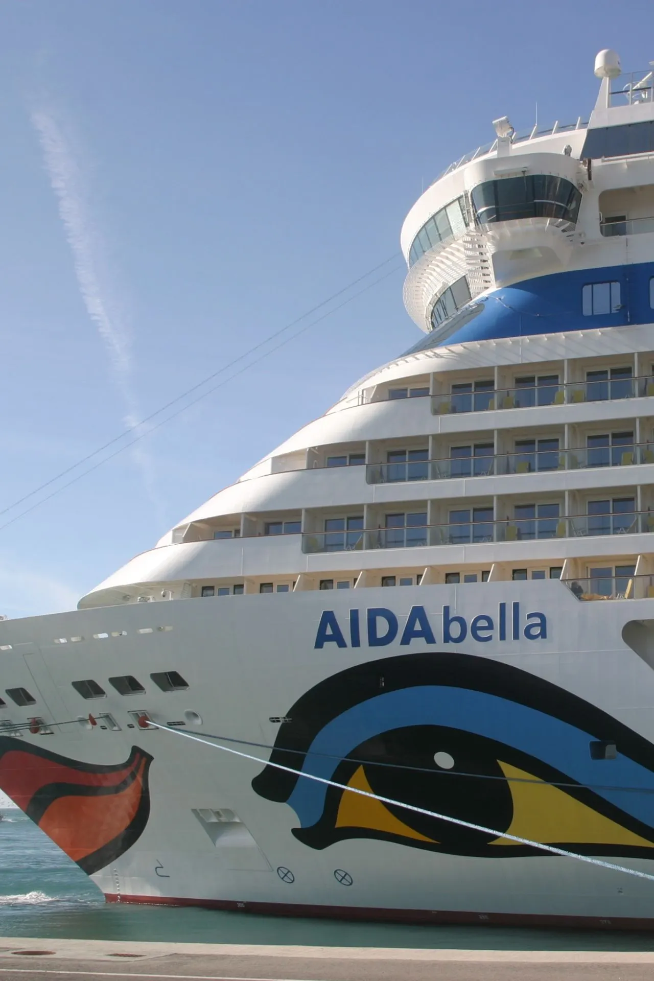 AIDA Cruises biedt een levendige en toegankelijke cruise-ervaring, ideaal voor reizigers die houden van een informele sfeer. De kleurrijke vloot staat bekend om haar moderne schepen en biedt routes naar bestemmingen wereldwijd, van de Middellandse Zee tot de Caraïben. Gasten kunnen genieten van comfortabele accommodaties, diverse eetgelegenheden en een breed scala aan entertainmentopties voor alle leeftijden, waaronder theatershows en sportfaciliteiten.