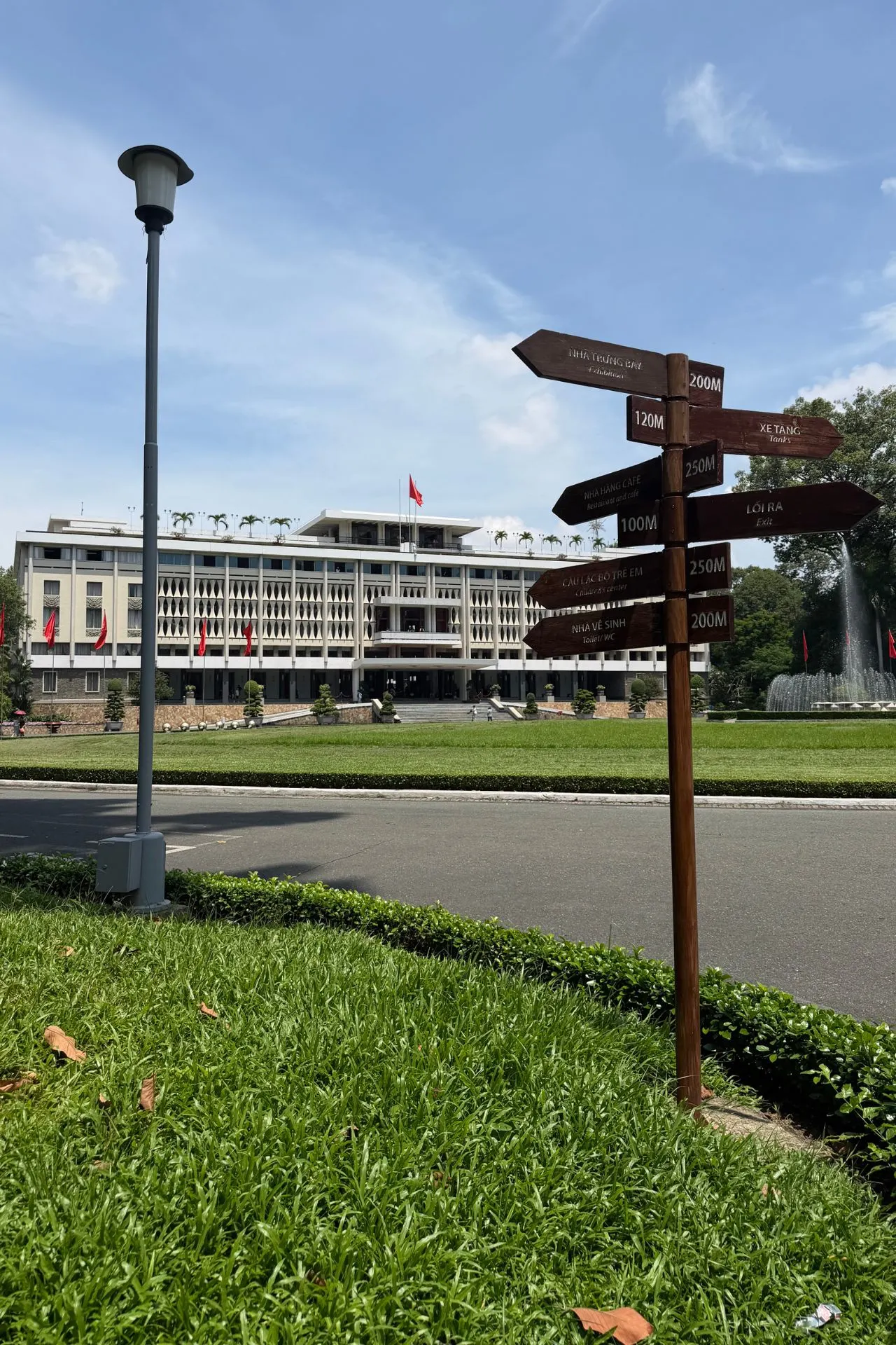 Het Onafhankelijkheidspaleis in Ho Chi Minhstad, Vietnam, gezien vanaf het omliggende park. Dit historische gebouw speelde een belangrijke rol tijdens de Vietnamoorlog en is tegenwoordig een populaire bezienswaardigheid waar bezoekers meer leren over de geschiedenis van Vietnam.