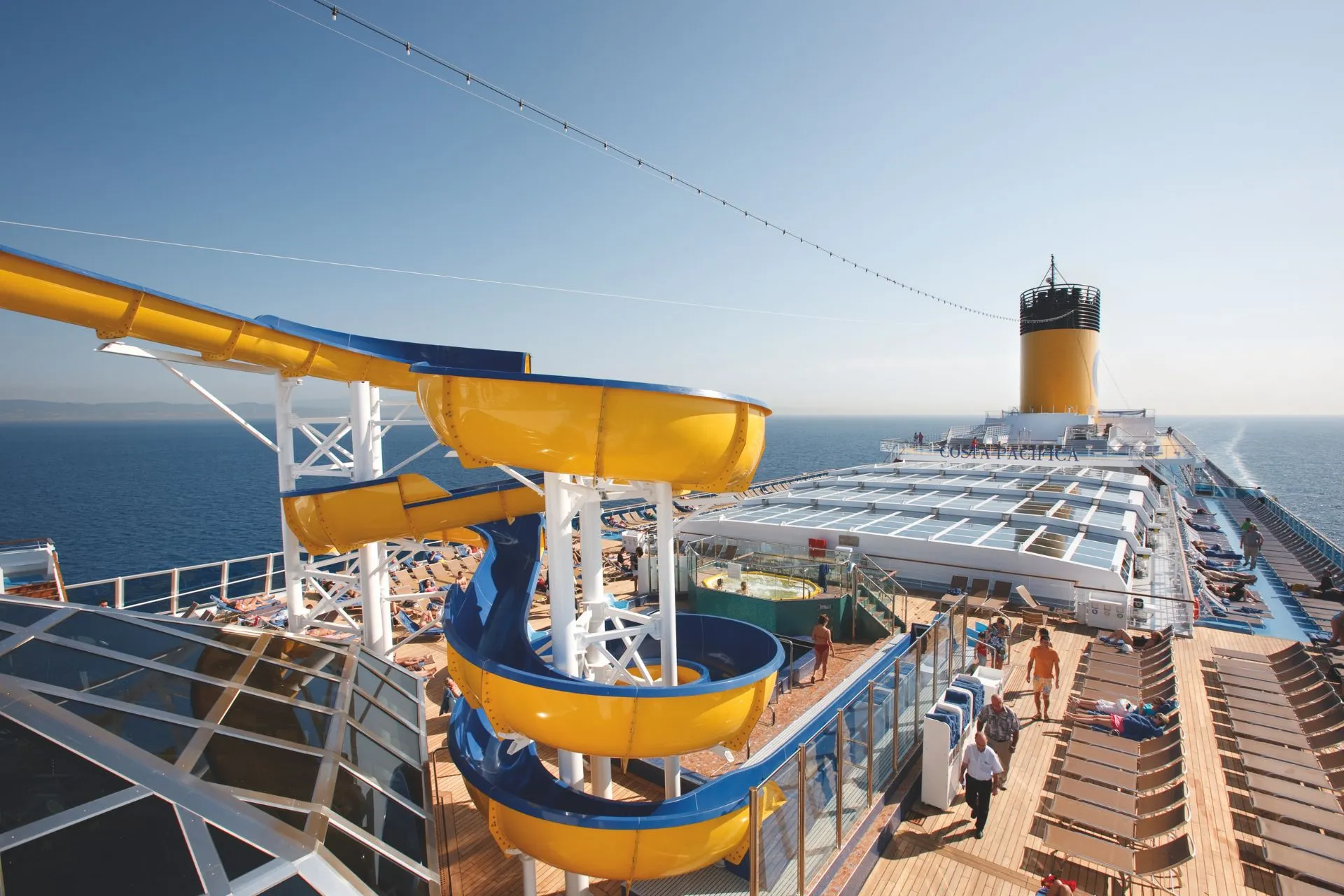 Bovendek van een Costa Cruises schip met waterglijbaan en zonnedek, ideaal voor gezinnen die op zoek zijn naar entertainment en ontspanning tijdens hun cruise.
