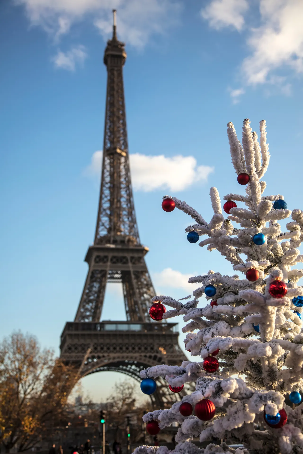 Kersboom met Eifeltoren in Parijs. Ervaar het zelf tijdens een vakantie naar Parijs in de kerstperiode.