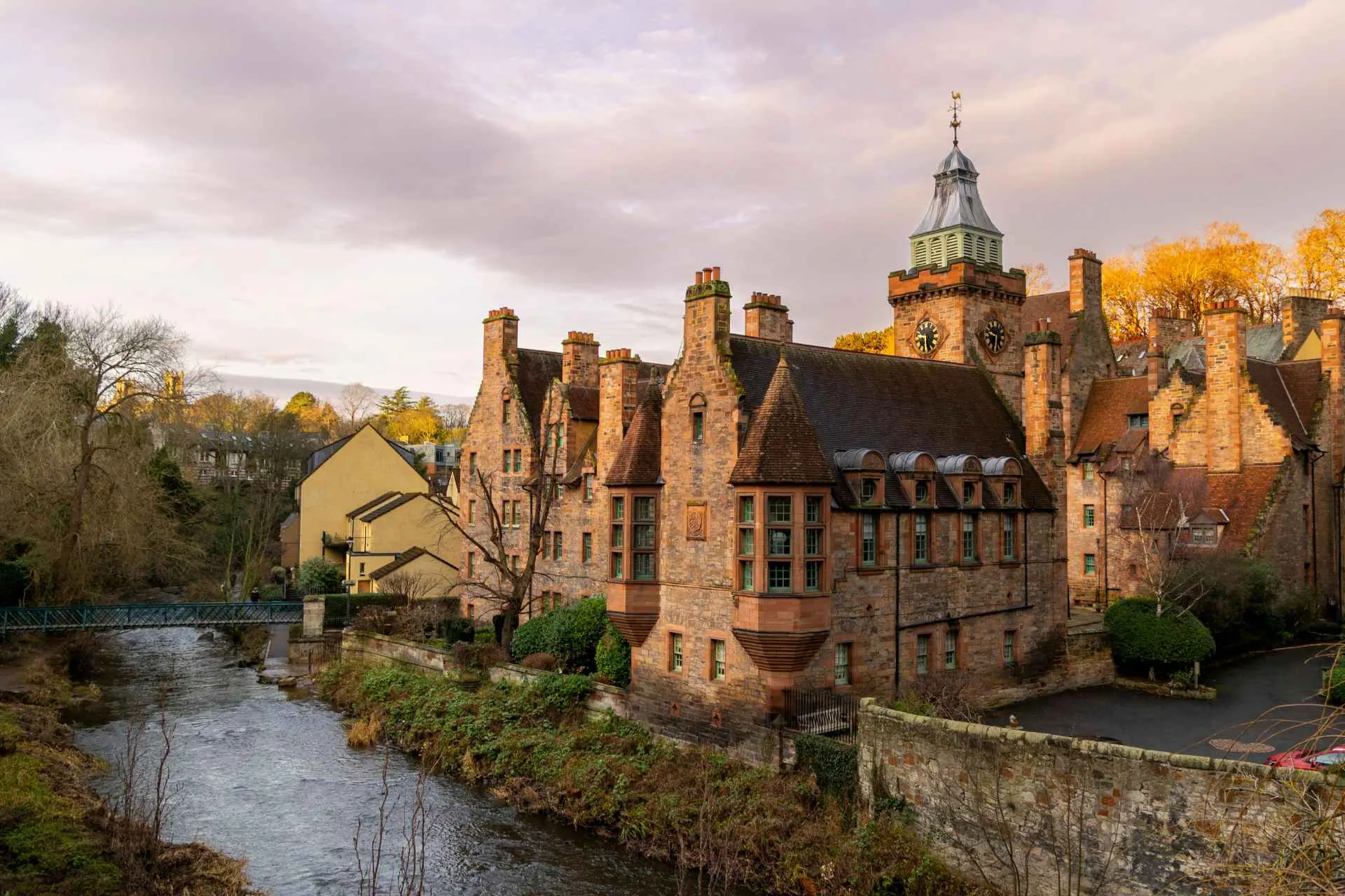 Historisch gebouw in Kirkwall op de Orkney-eilanden langs een rivier tijdens zonsondergang.
Karakteristieke architectuur en sfeervolle straatjes maken Kirkwall tot een van de mooiste plekken op Orkney.
