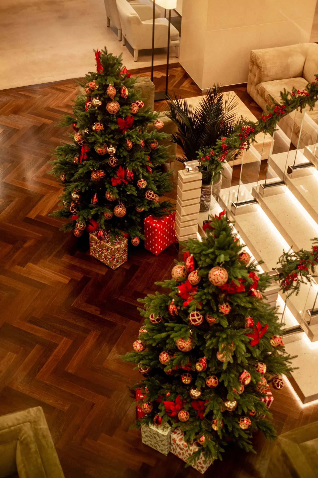 Hal van een cruise schip versierd voor kerstmis met veel rood en kerstige kleuren