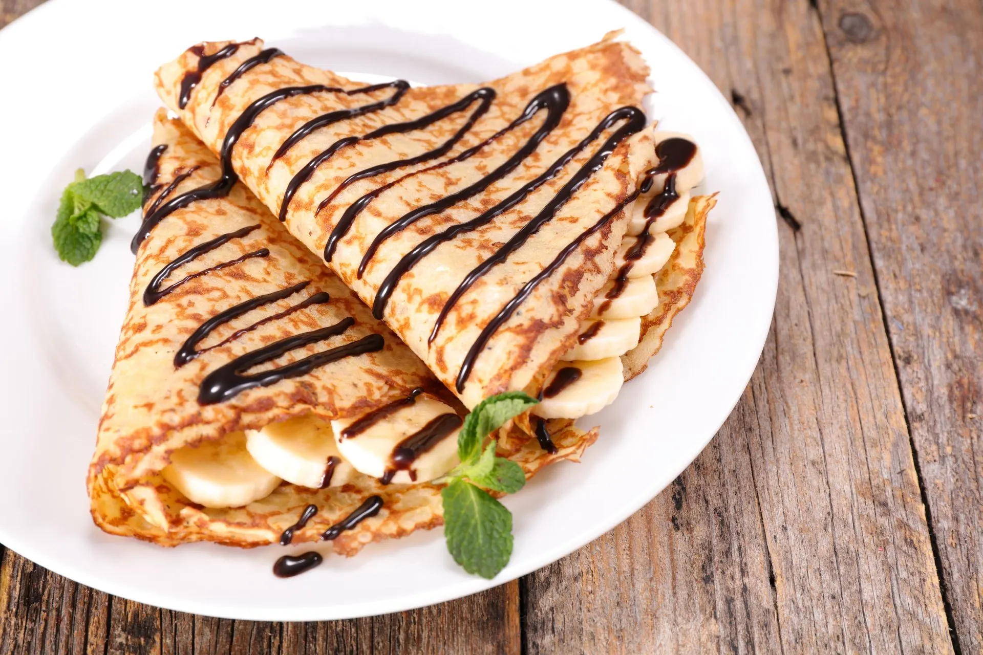 Een heerlijke crêpe in Parijs, met een krokante buitenkant en een vulling van zoet fruit of rijke chocolade, typisch voor de Parijse straatvoedselcultuur.