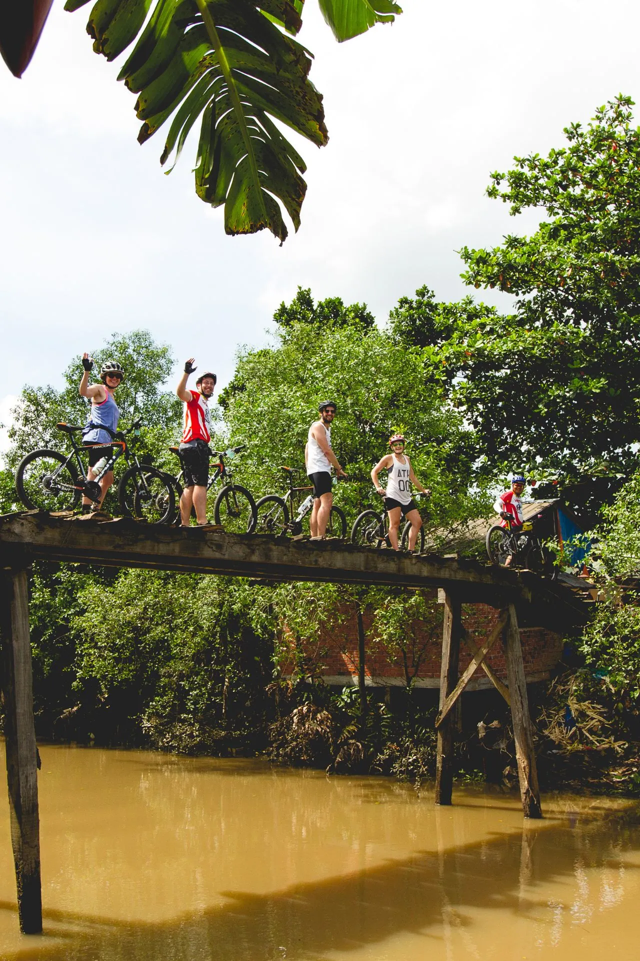 Fietstocht tijdens een Sawadee groepsreis in Vietnam door groene omgeving. Vietnam is een geliefde bestemming binnen het aanbod van Sawadee groepsreizen. Tijdens actieve onderdelen zoals fietstochten door landelijke gebieden kom je dicht bij het dagelijks leven en de natuur. Deze rondreizen combineren cultuur, beweging en lokale ontmoetingen, met genoeg ruimte om onderweg je eigen keuzes te maken.
