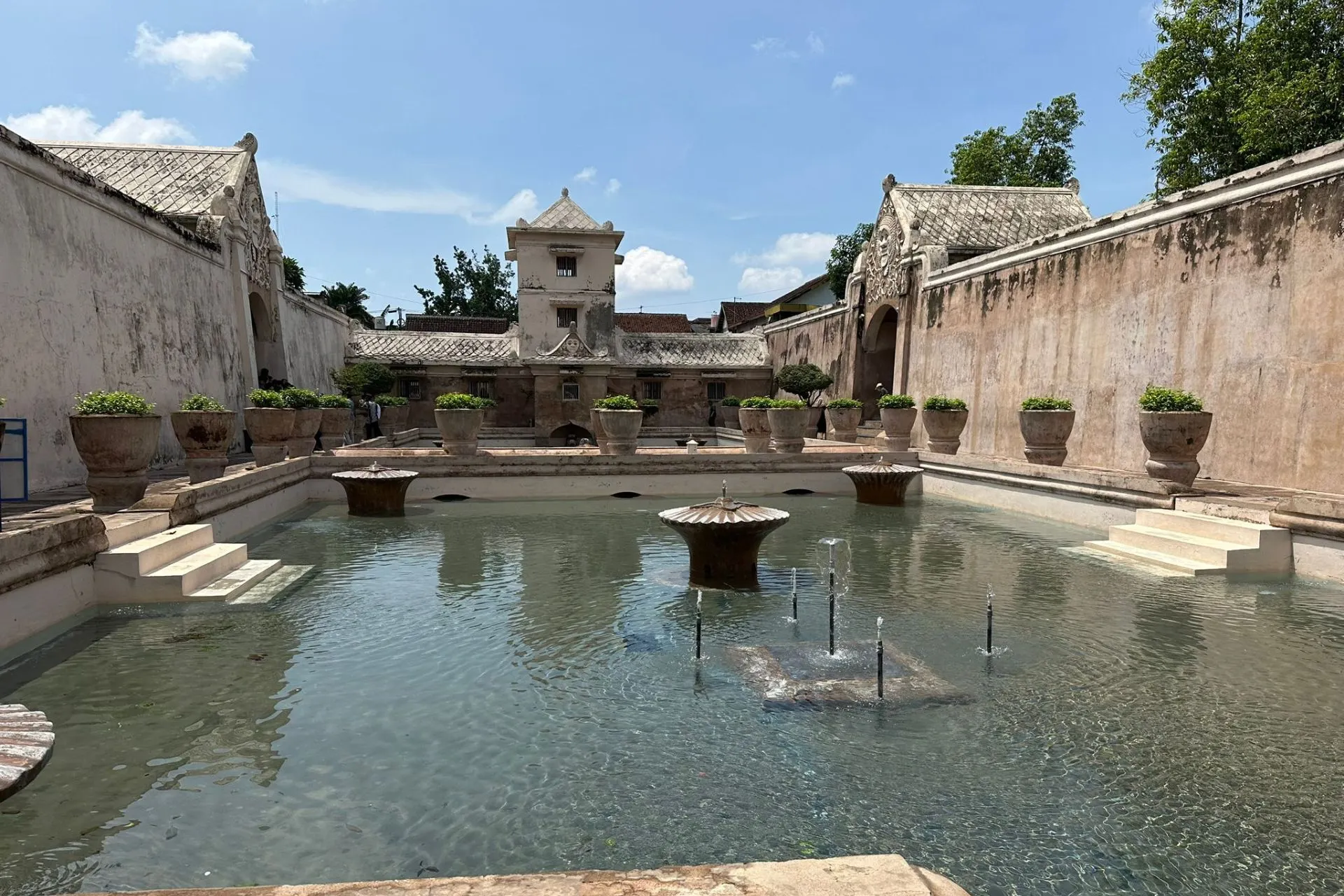 Waterpaleis Taman Sari in Yogyakarta, Indonesië, met historische vijvers en architectuur.