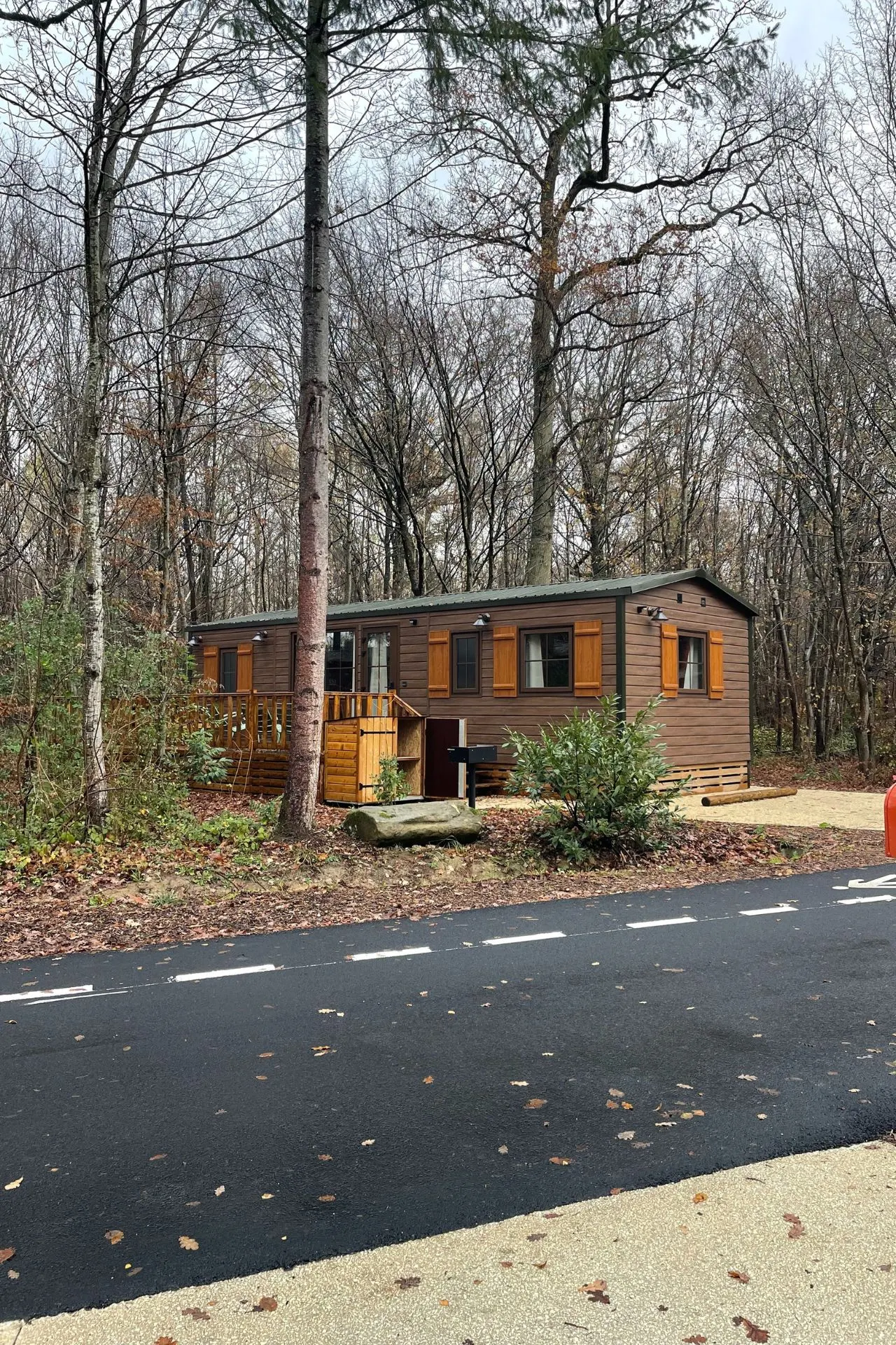 Gezellige houten bungalow in Davy Crockett Ranch bij Disneyland Parijs, omgeven door een bosrijke omgeving met hoge bomen, ideaal voor gezinnen die op zoek zijn naar een rustige accommodatie buiten de drukte van de parken. Deze vernieuwde bungalow biedt comfort, gratis parkeergelegenheid en een unieke Disney-sfeer, perfect voor een ontspannen verblijf na een dag vol magie