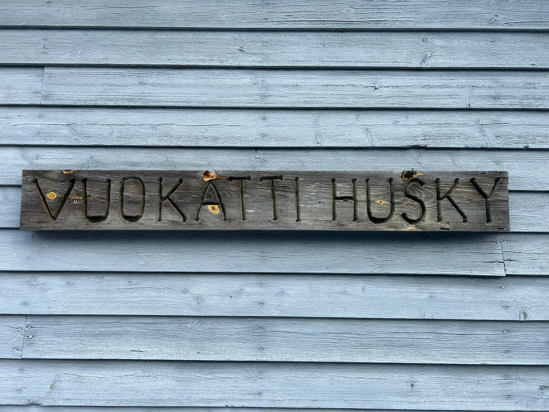Houten bord met gegrafeerd Vuokatti Husky, Finland.