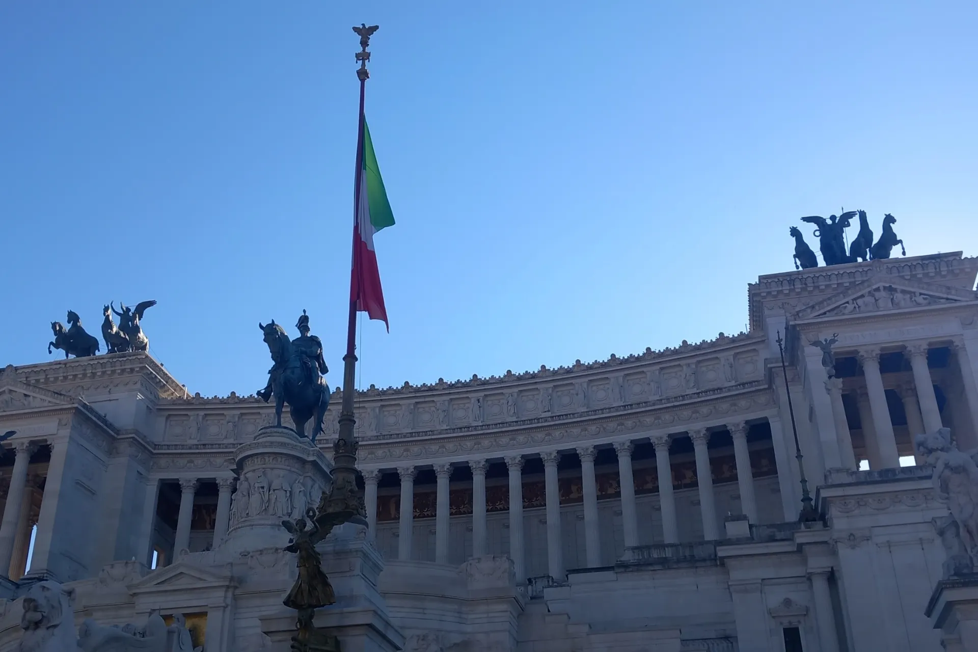 Het monument van Vittorio Emanuele II in Rome, versierd met Italiaanse vlaggen en beelden.