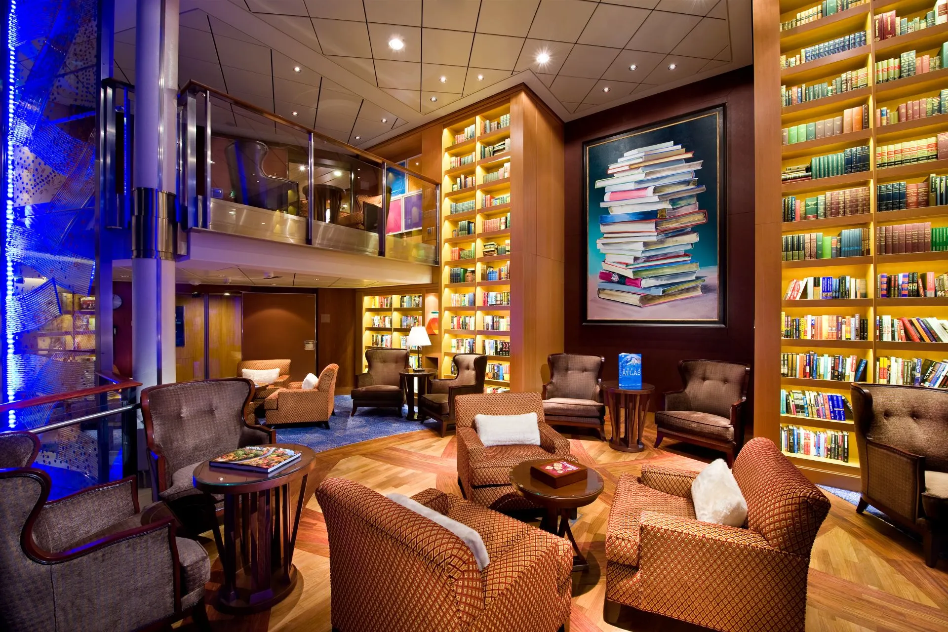 Luxe bibliotheek en lounge aan boord van Celebrity Cruises met modern design en comfortabele zitplekken voor een verfijnde cruise-ervaring.
