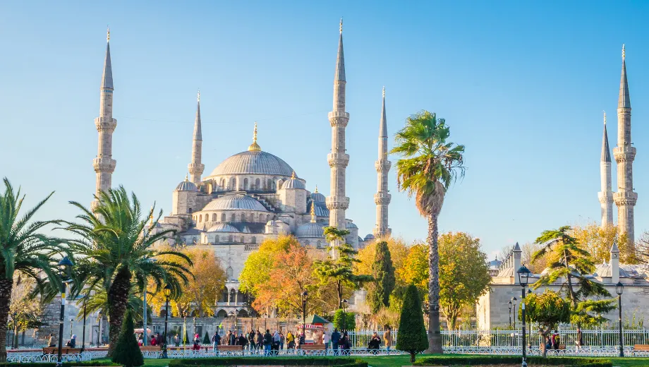 De iconische Blauwe Moskee in Istanbul met zijn indrukwekkende minaretten en koepels
