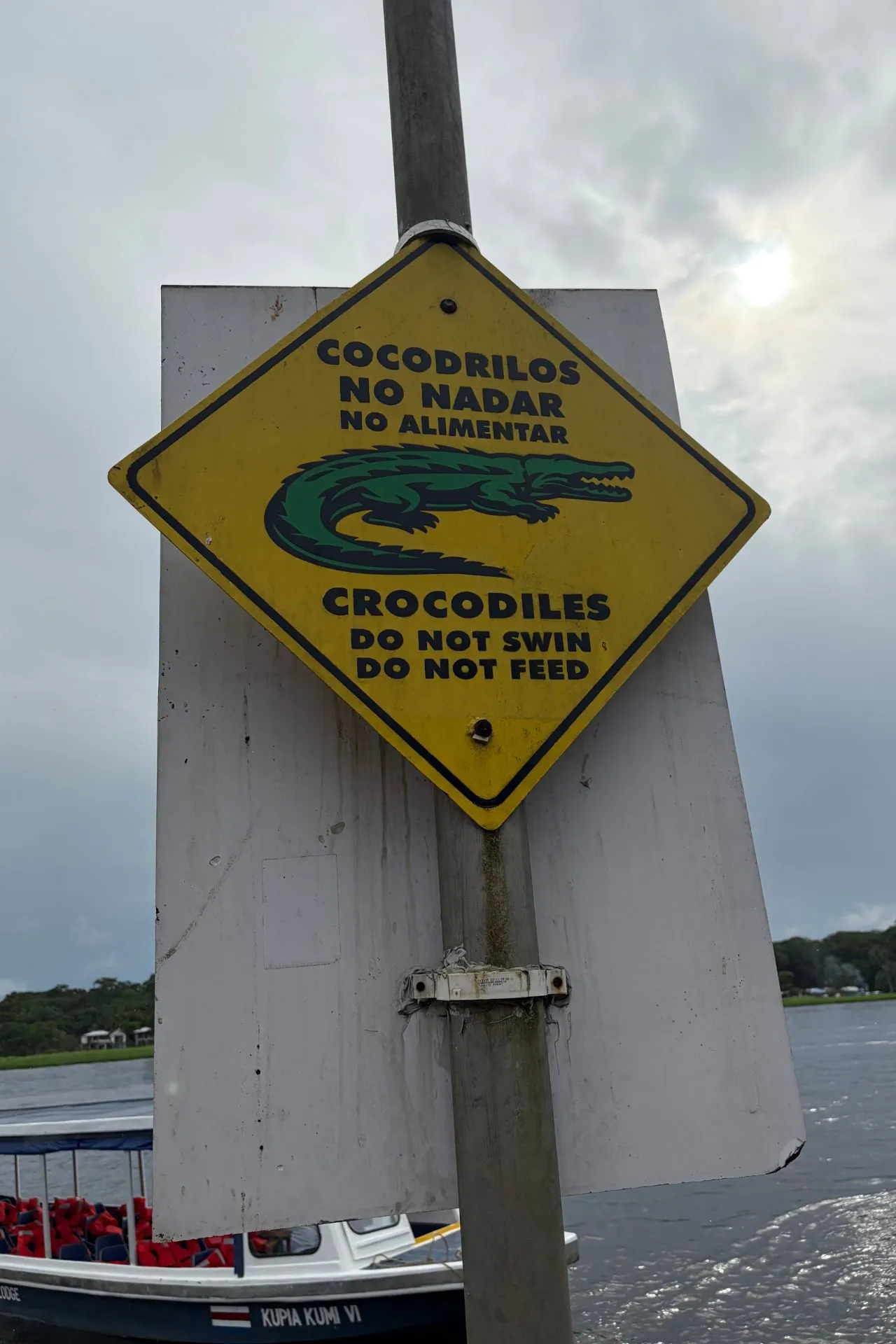 Waarschuwingsbord voor krokodillen langs de waterwegen van Tortuguero in Costa Rica. De kanalen van dit nationale park vormen het leefgebied van diverse diersoorten en maken een bootexcursie extra avontuurlijk.